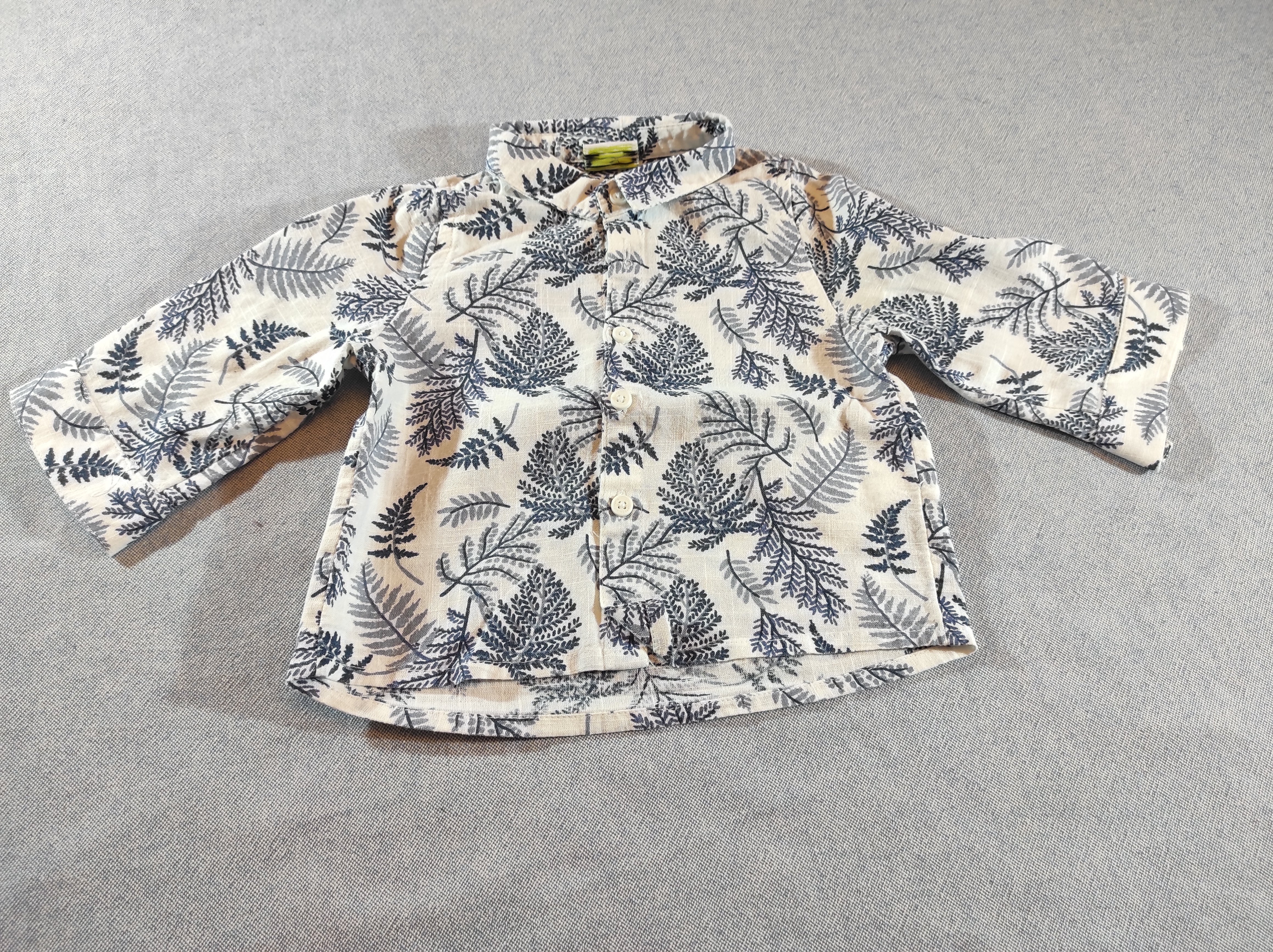 Chemise m.l blanche , motifs feuilles bleu marine