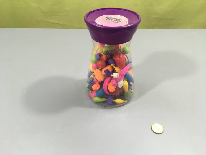 Jeu de perles colorées plastiques et accessoires, moins cher chez Petit Kiwi