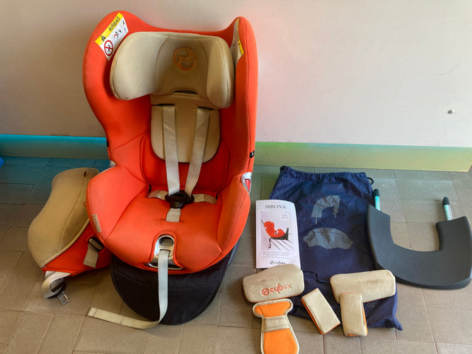 Siège-auto Sirona groupe 0+/1 - Autumn Gold/Burnt Red Isofix- A rafraichir. Dos route de 0 à 18kg  (0 à 4a)/face à la route 9m à 4a grâce au bouclier ajustable (9-18kg), moins cher chez Petit Kiwi