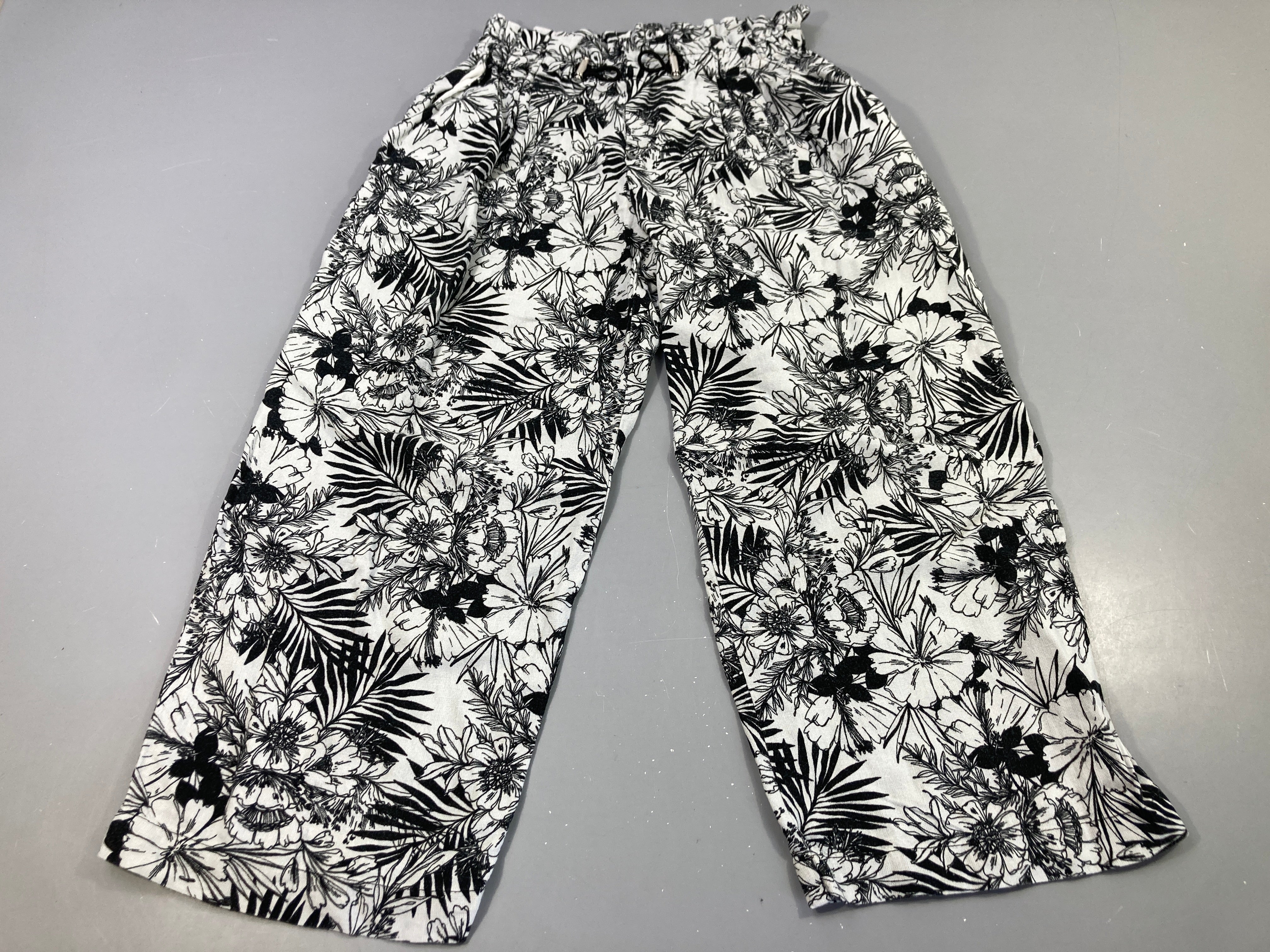 Pantalon  blanc à fleurs  noires