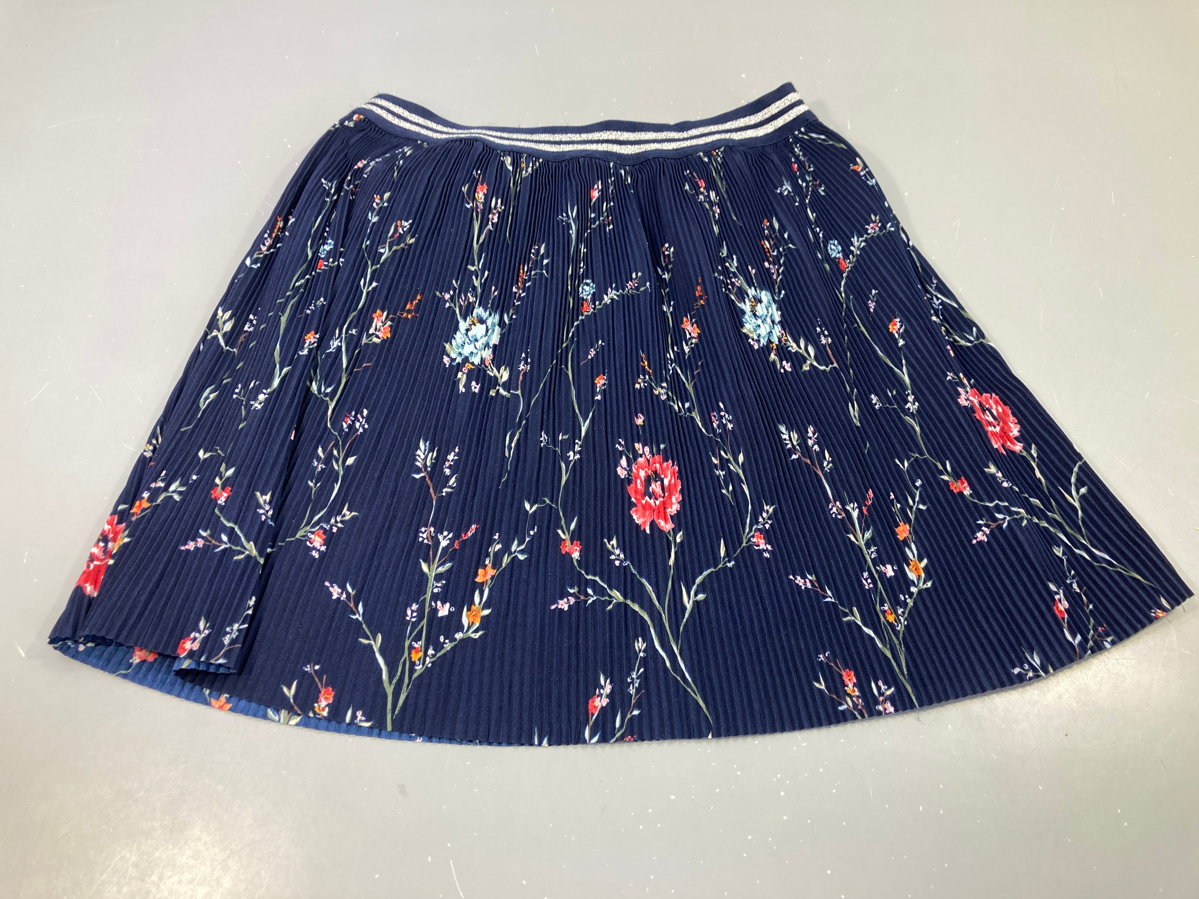 Jupe plissée bleu marine à fleurs, avec doublure