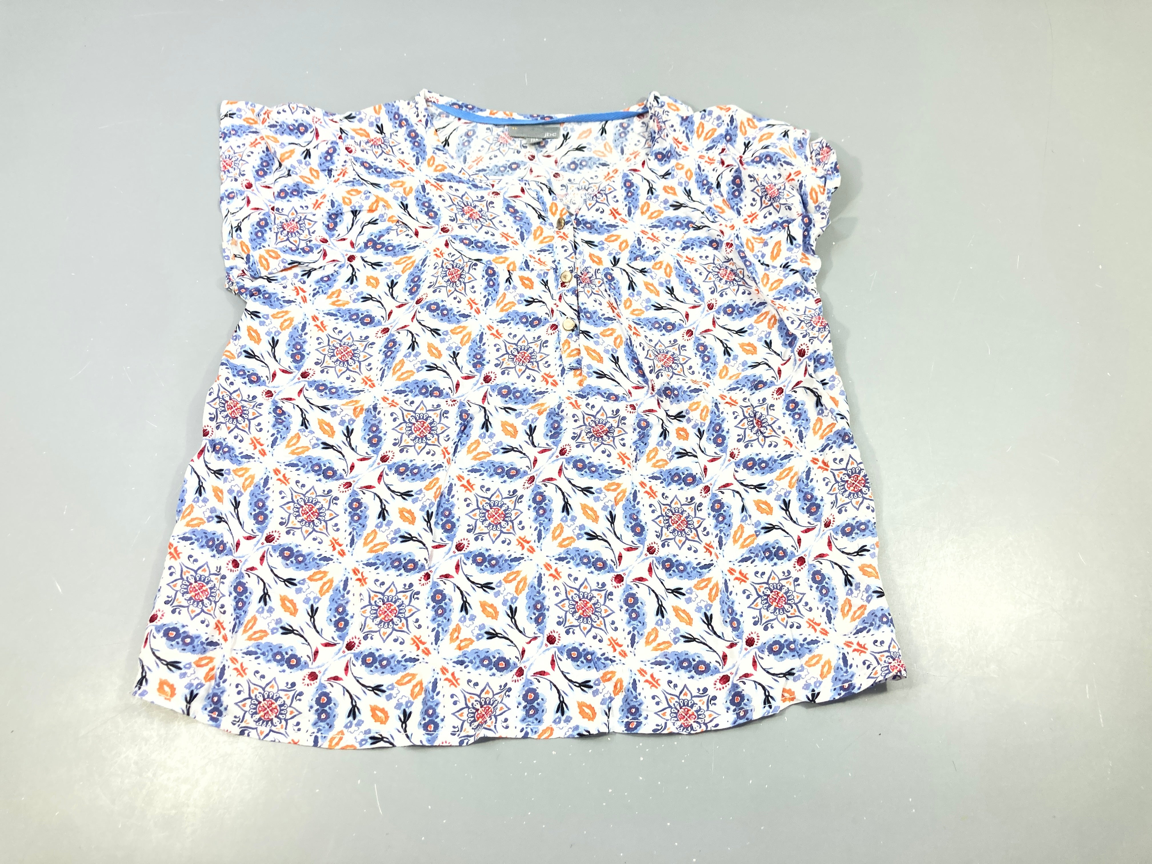 Blouse m.c fluide blanche à motifs bleu, rose, saumon,,,,