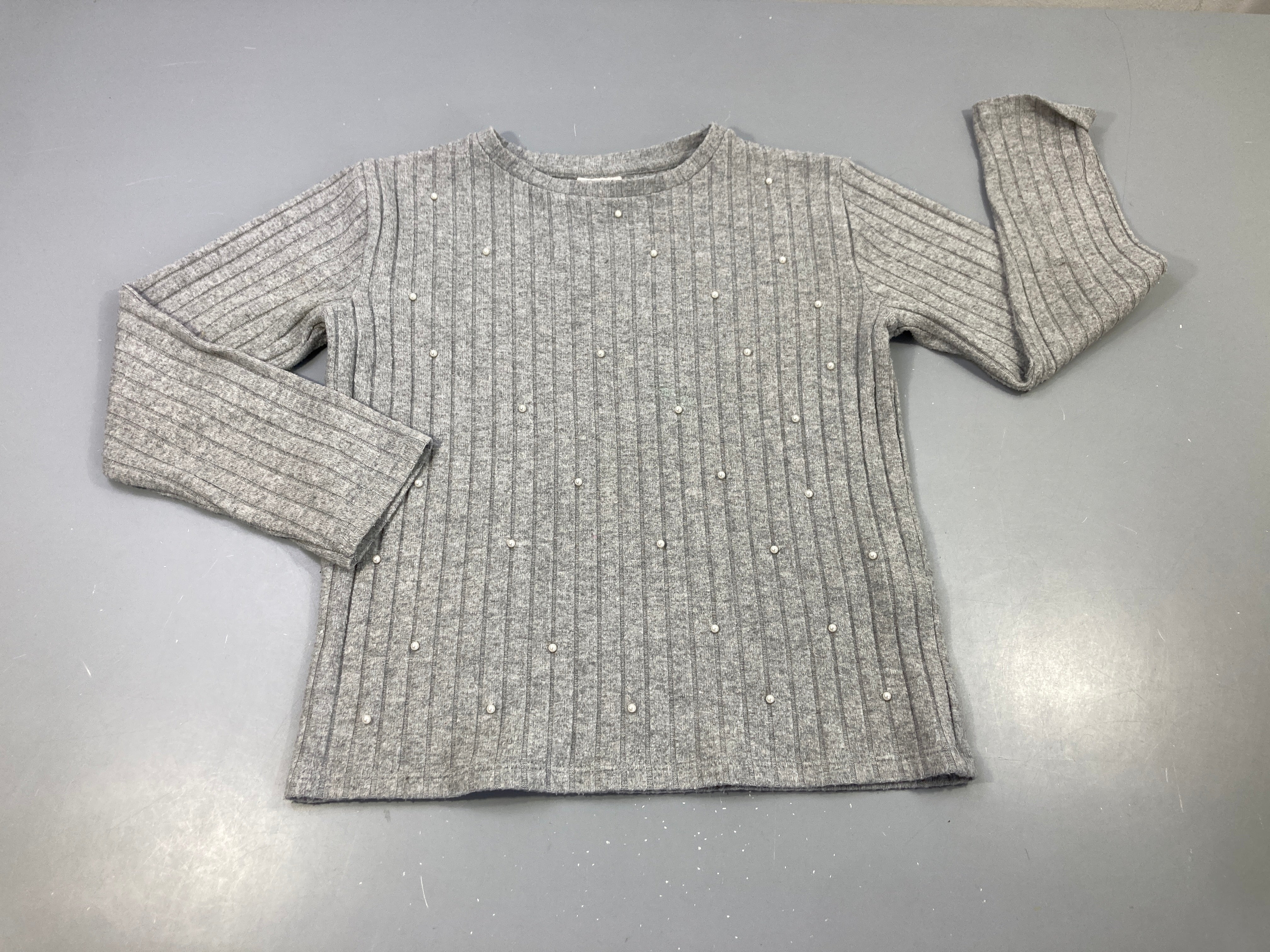 Pull gris côtelé , orné de petites perles blanches, légèrement bouloché