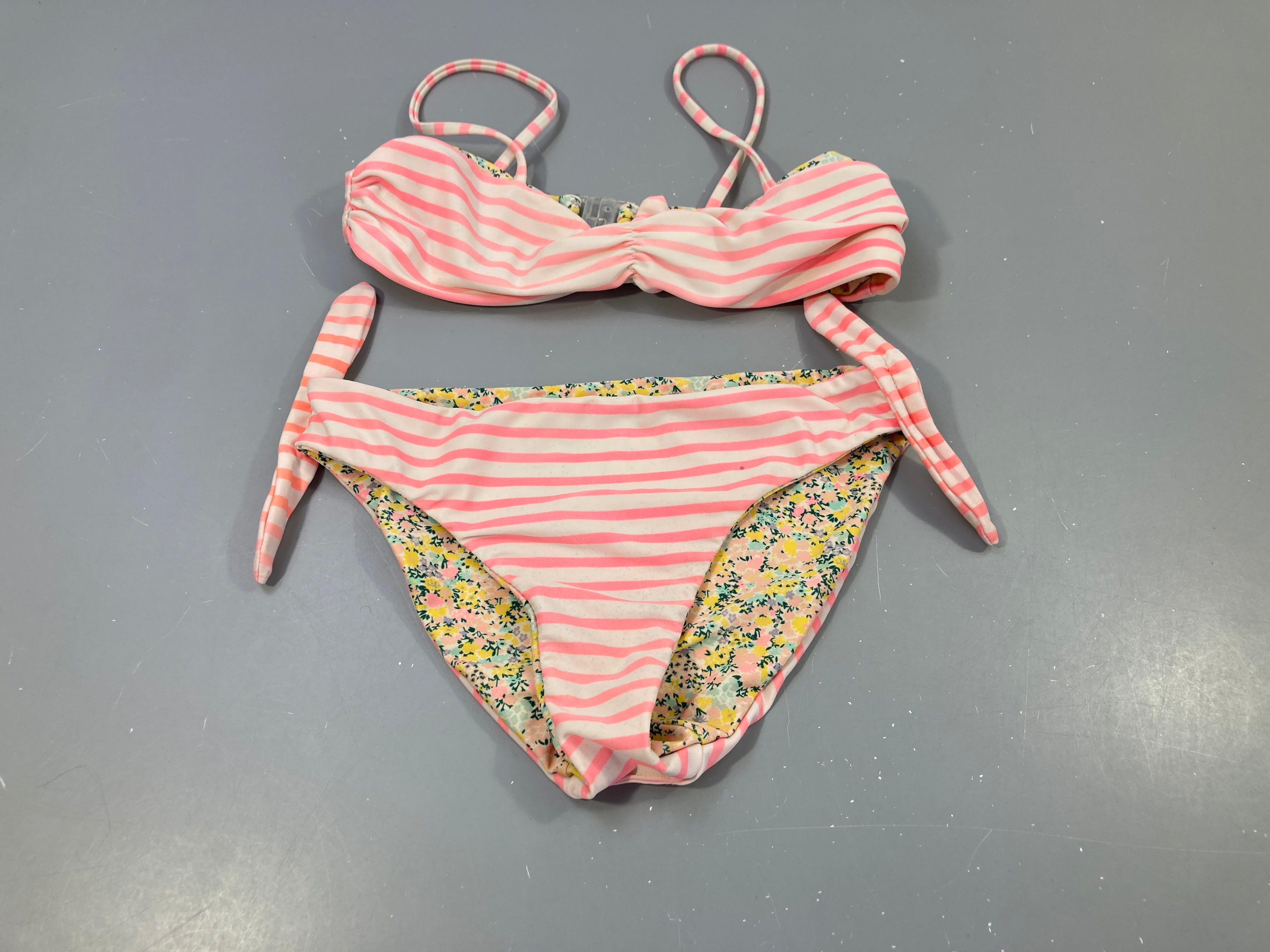 Bikini réversible blanche rayé rose / motifs fleurs colorées, Pas de taille indiquée, estimée 8a