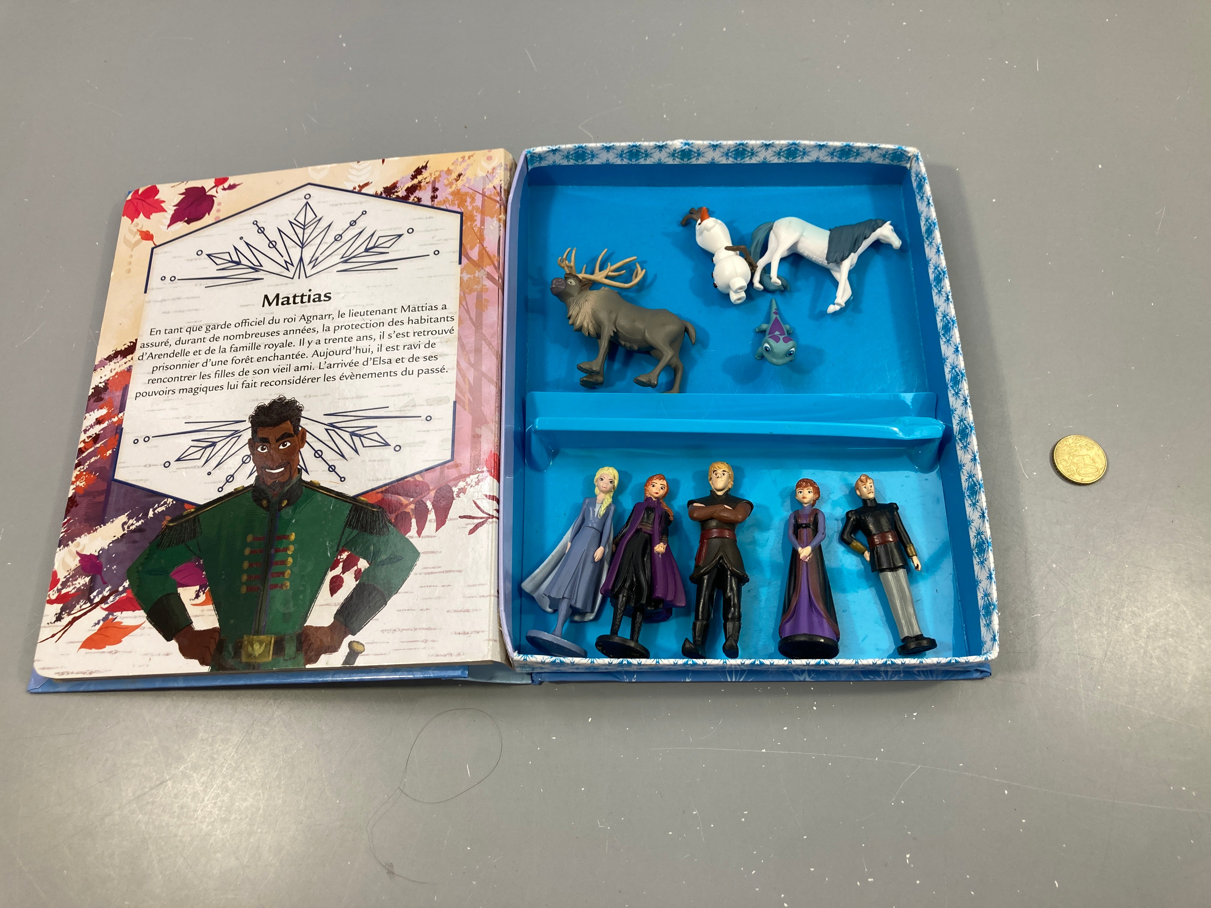 Livre illustré Reine des Neiges + 9 figurines, manque le tapis de jeu