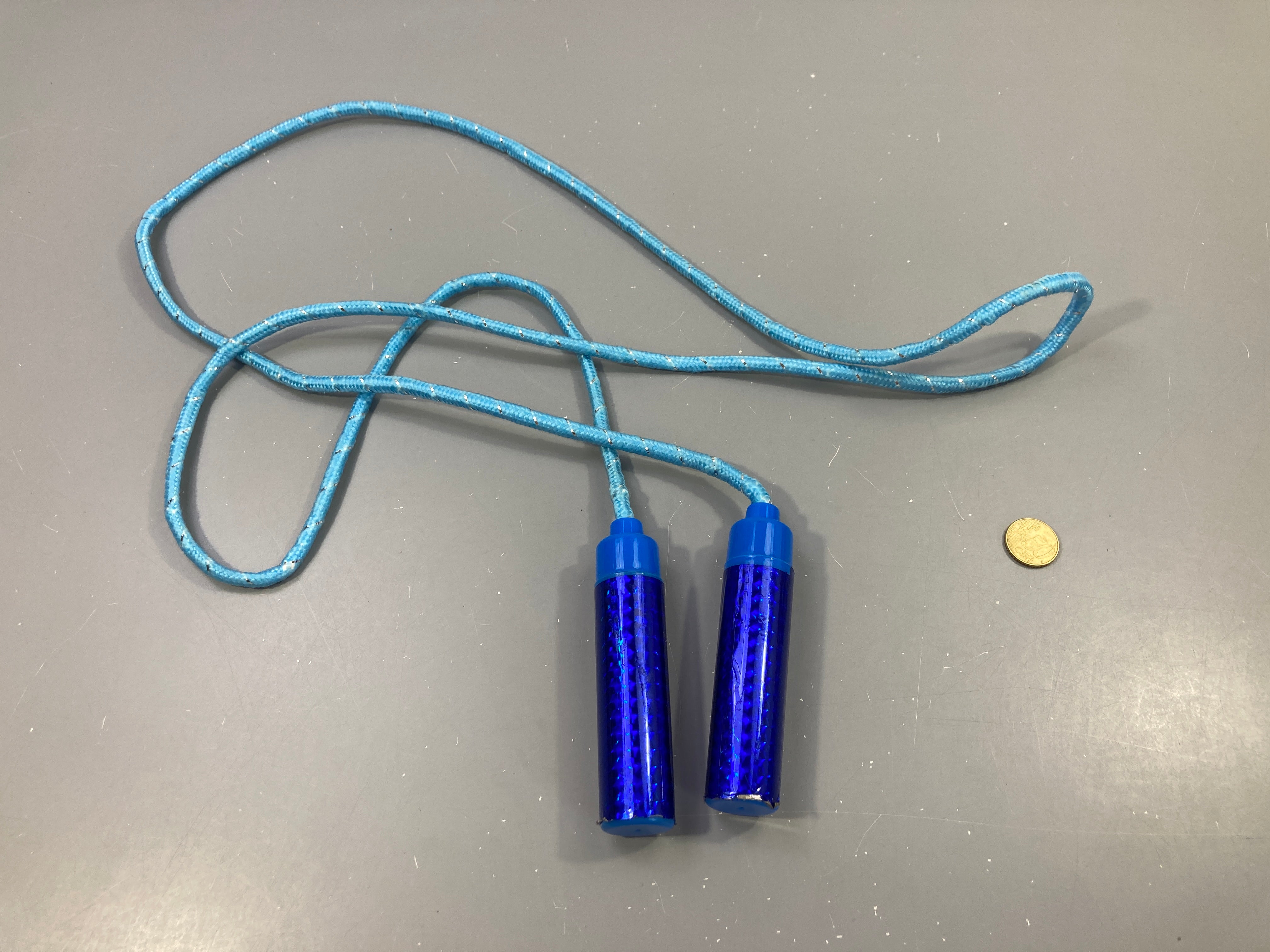 Corde à sauter bleue, poignées légèrement usées