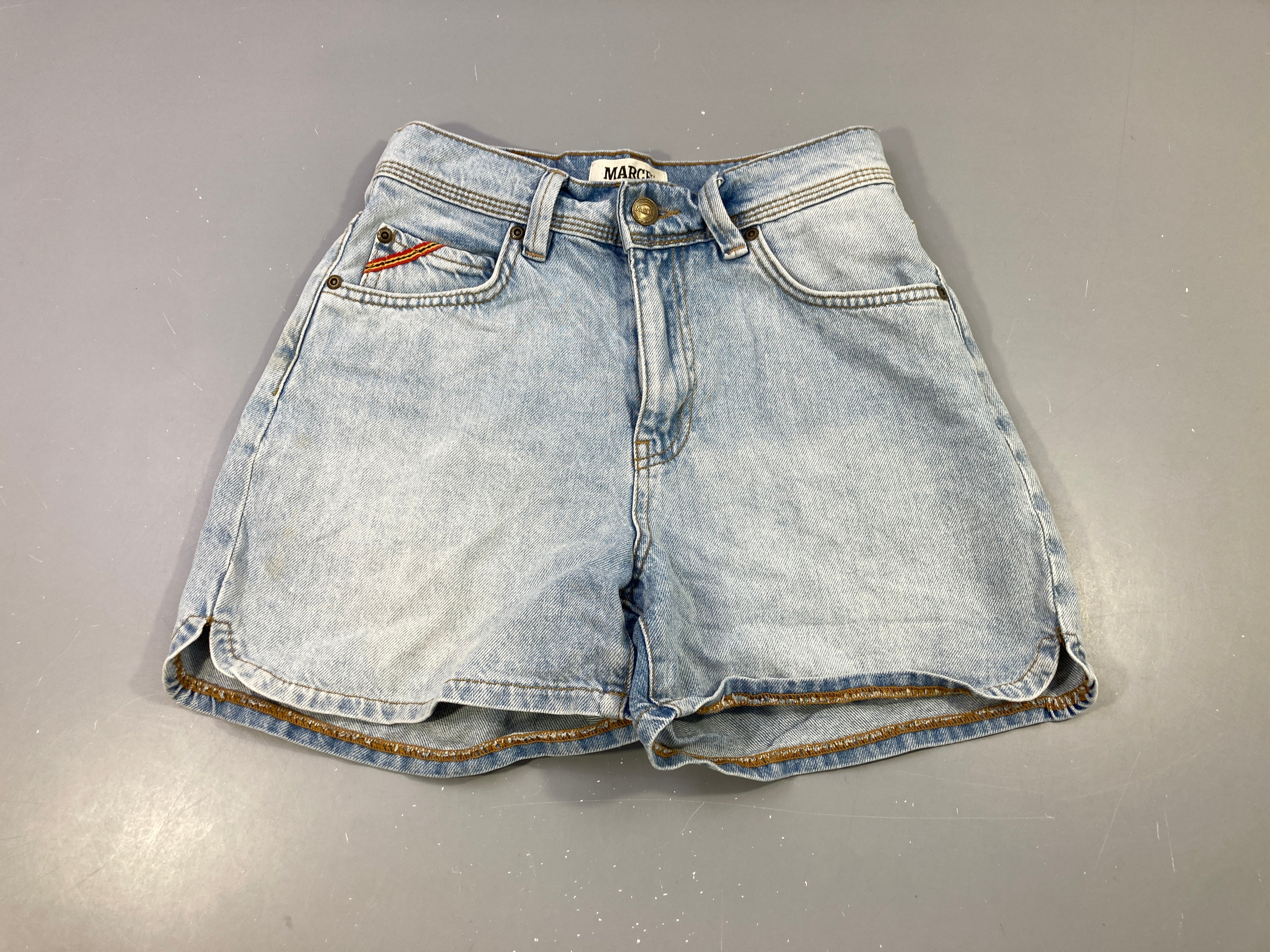Short en jean Marcel, taches à l'avant