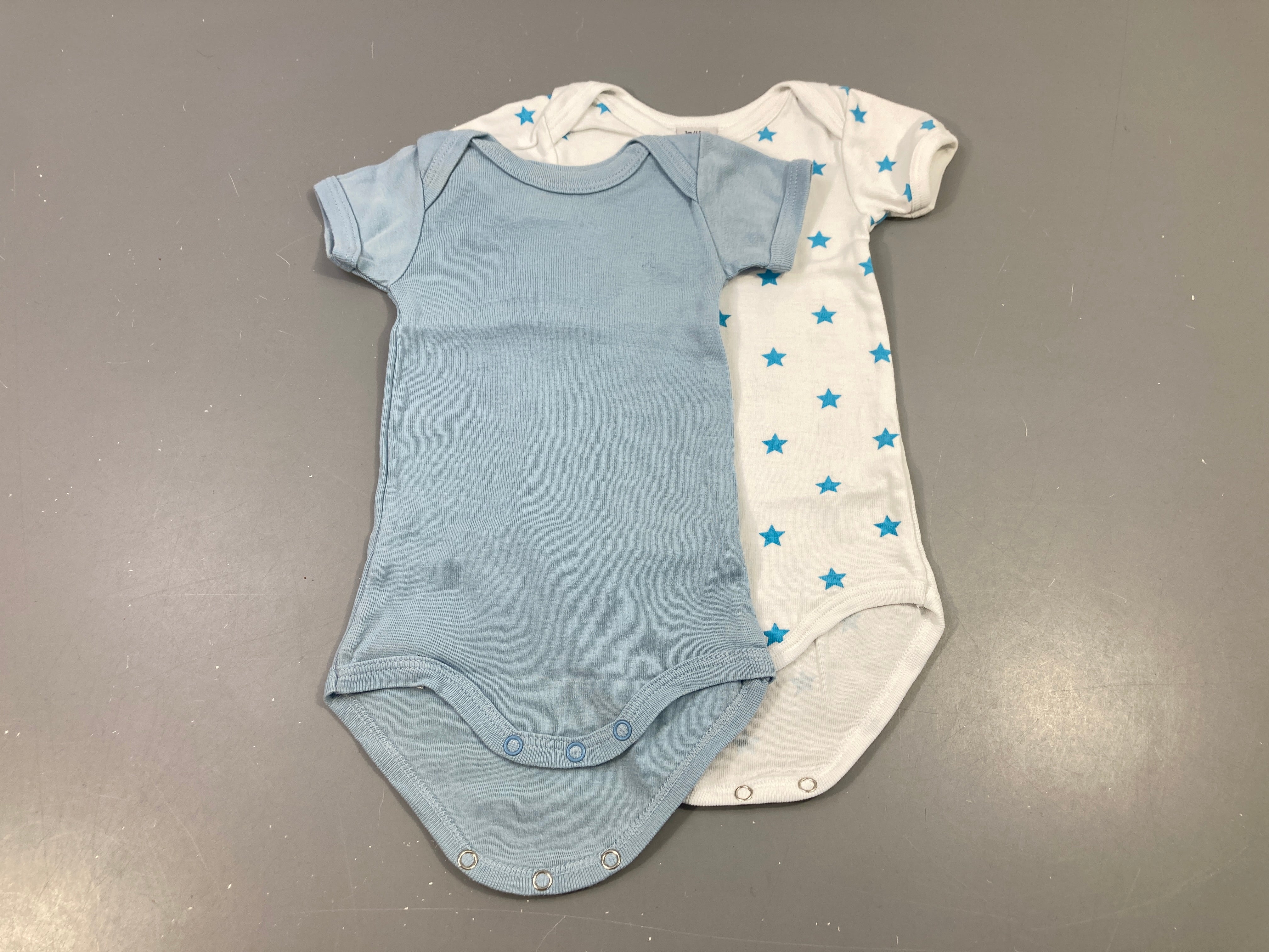 Lot de 2 bodies m.c bleu clair, blanc avec étoiles