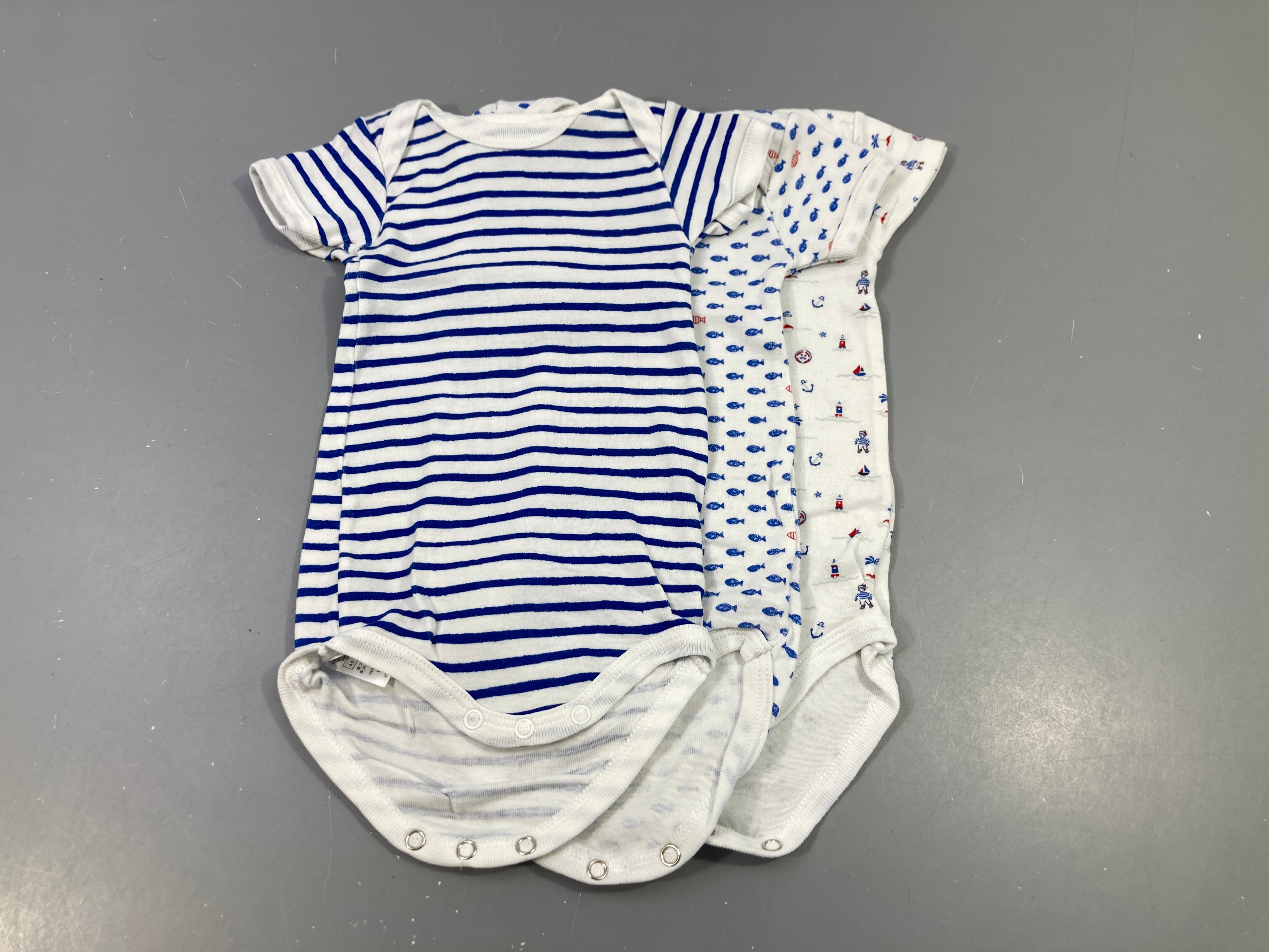 Lot de 3 bodies m.c blanc rayé bleu, blanc avec poissons,blanc avec phares
