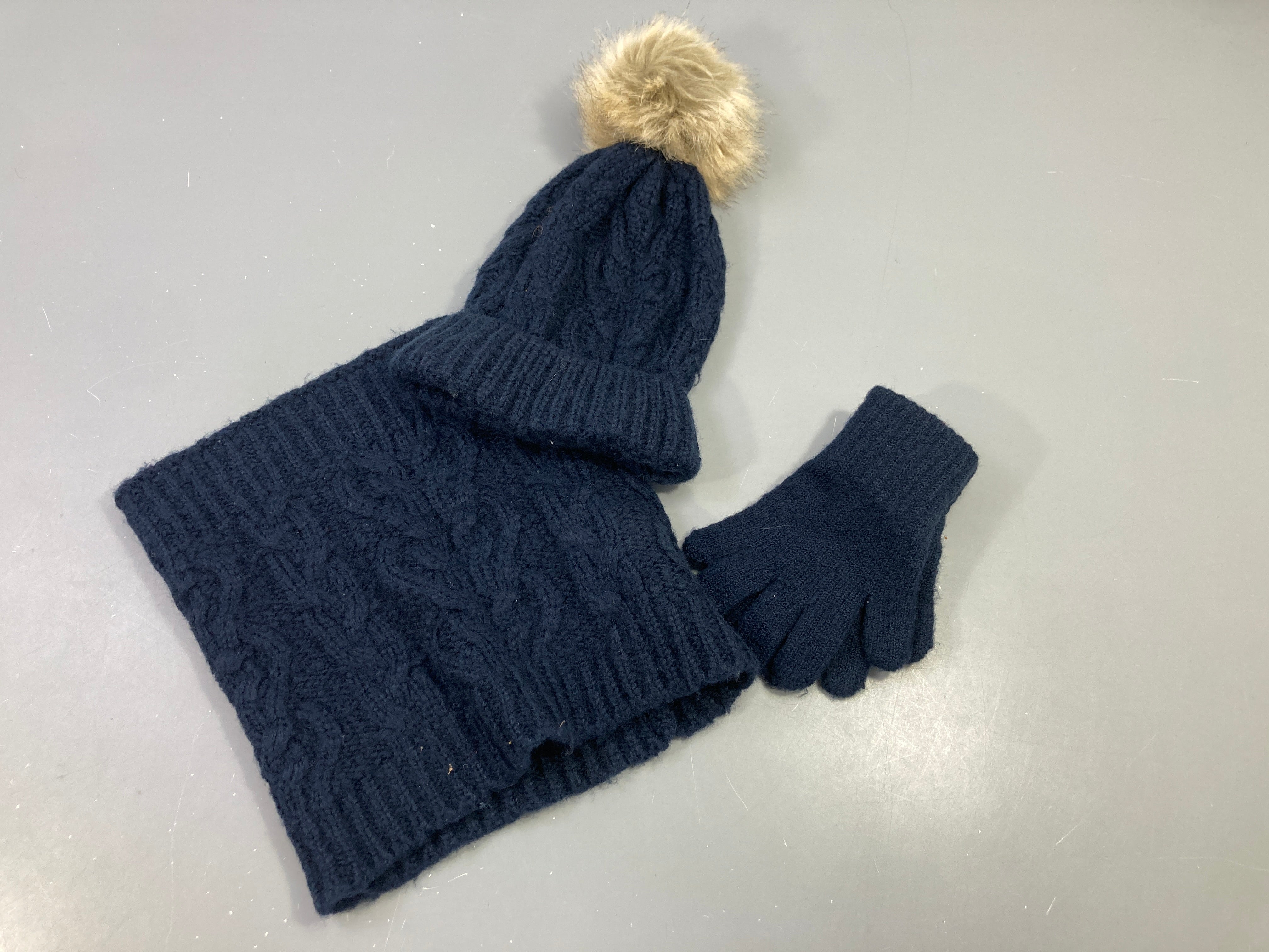 Ensemble bleu foncé, bonnet, gants, tour de cou