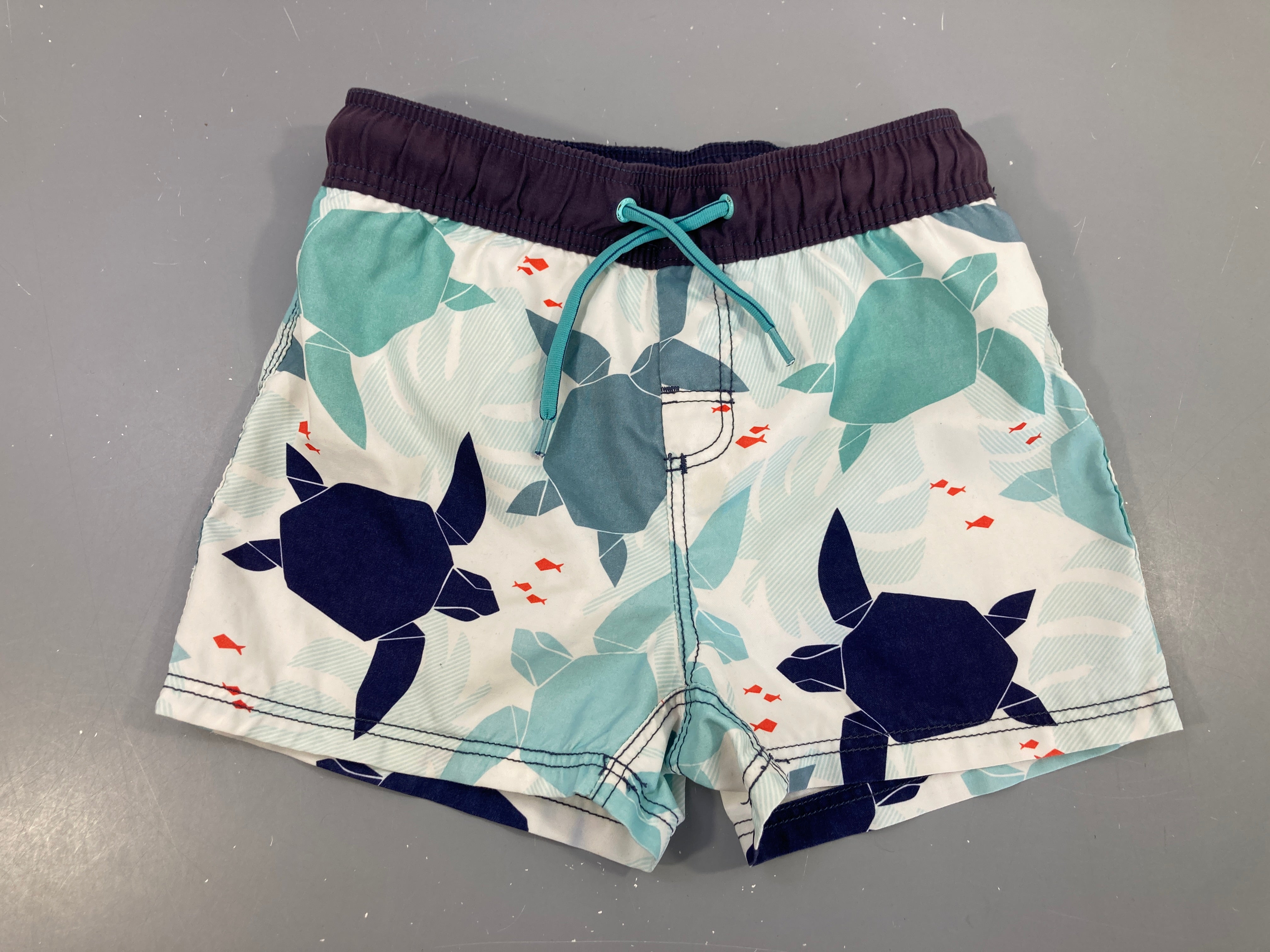 Maillot short blanc tortues géométriques vertes et bleues Légèrement souillé arrière