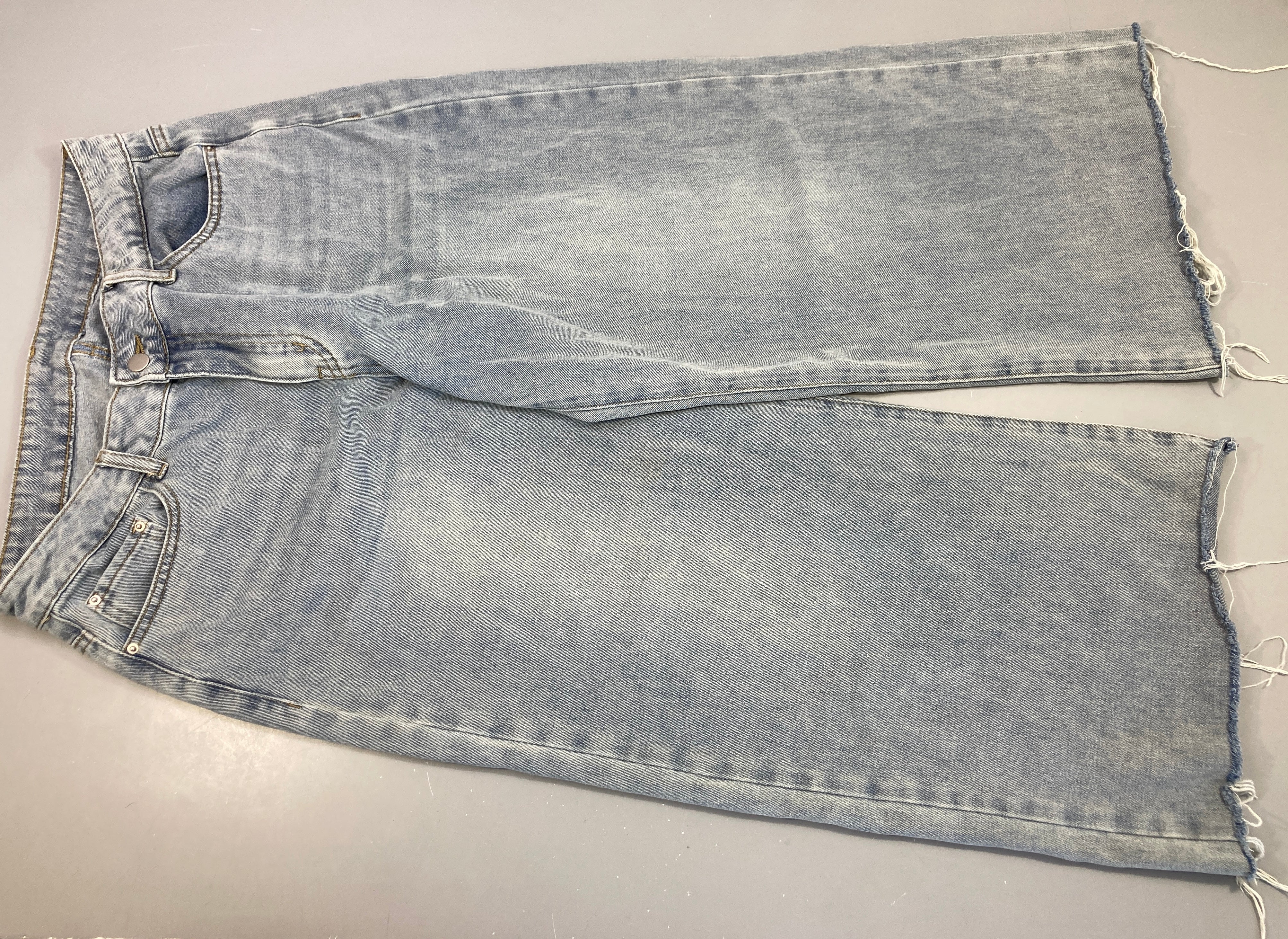 Jeans taille basse style baggy effet effiloché bas