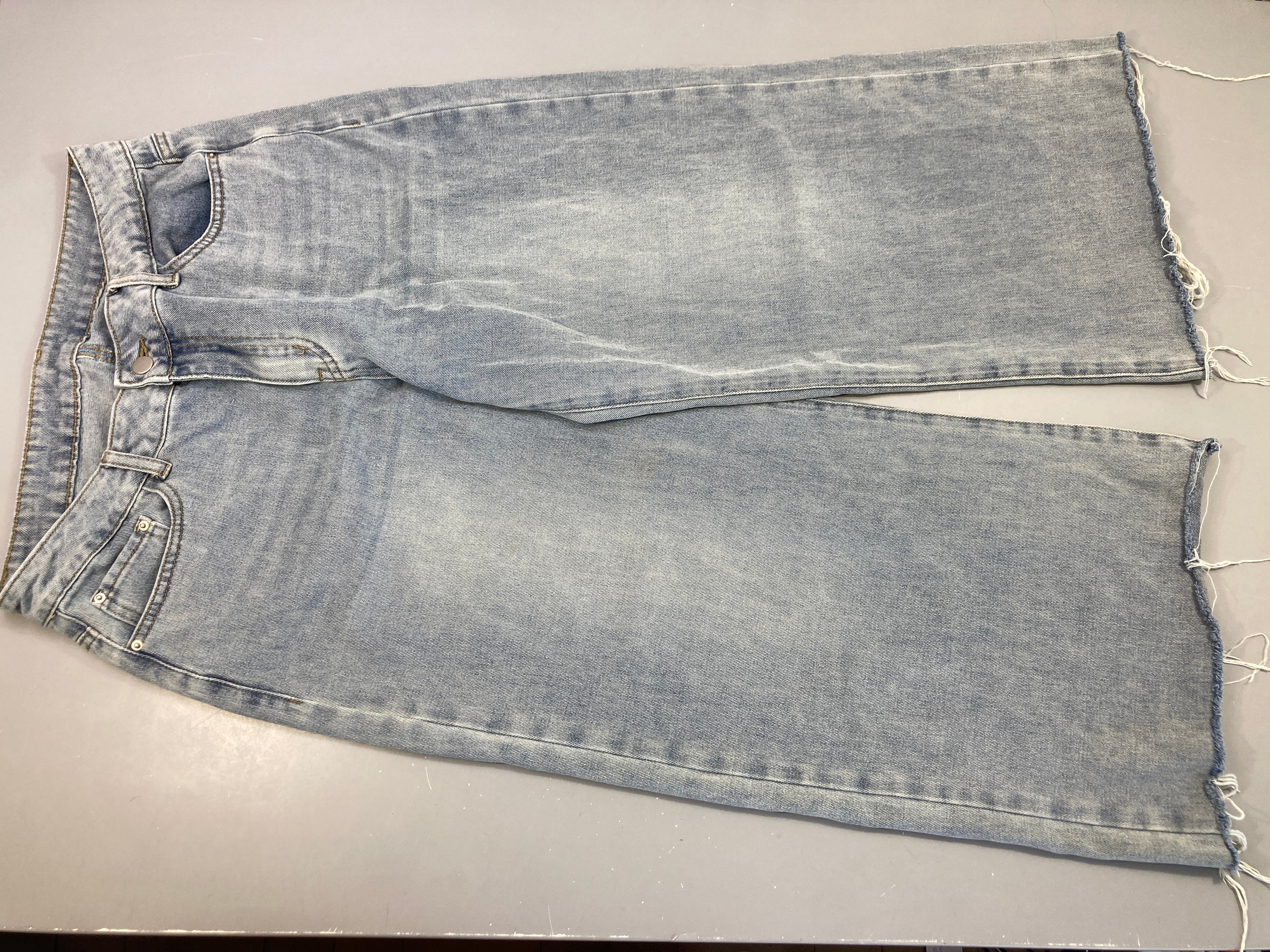 Jeans taille basse style baggy effet effiloché bas