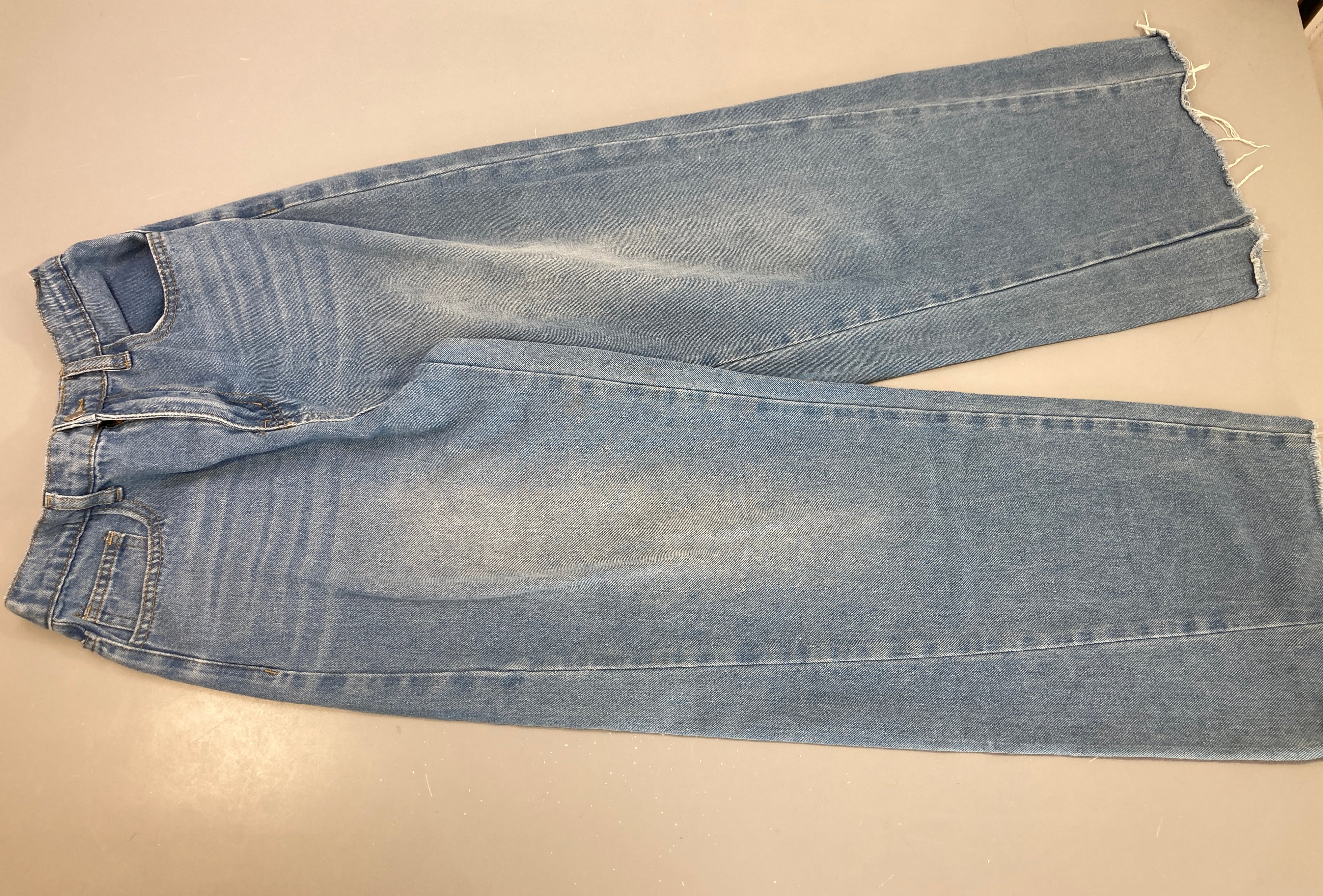 Jeans taille élastique-Tache sur une jambe