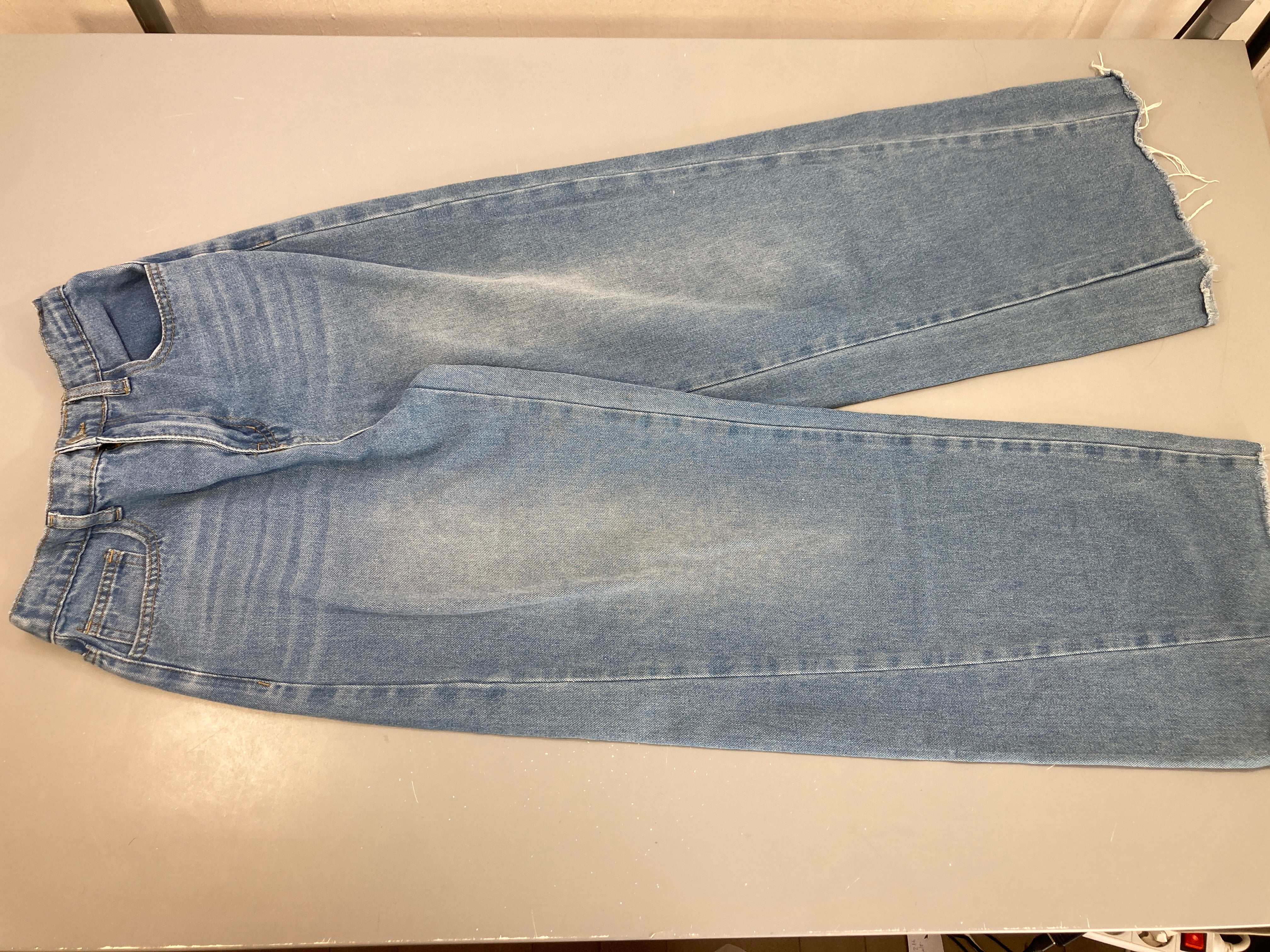 Jeans taille élastique-Tache sur une jambe