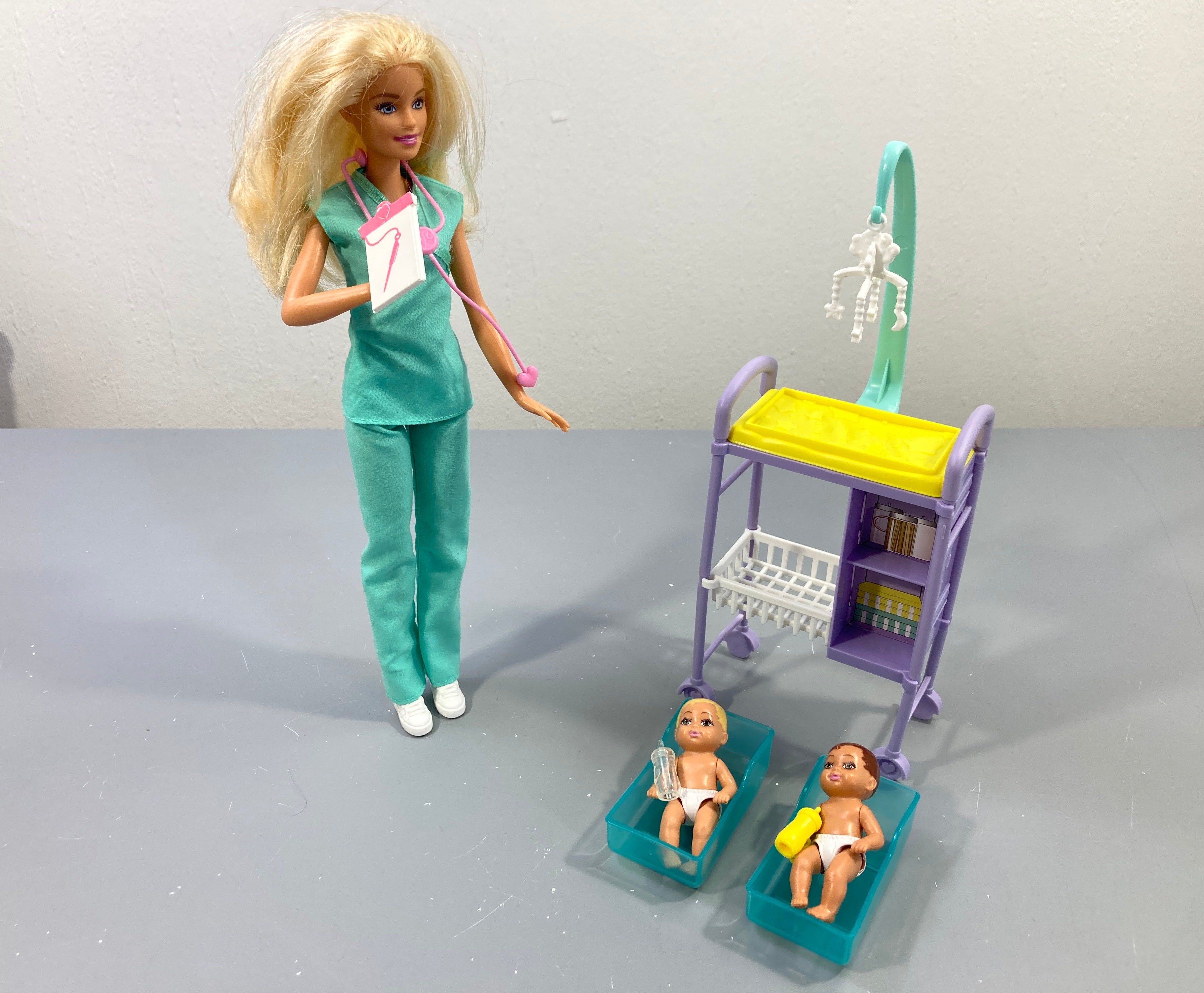 Coffret Poupée Mannequin pédiatre- 3a+, Bar.bie