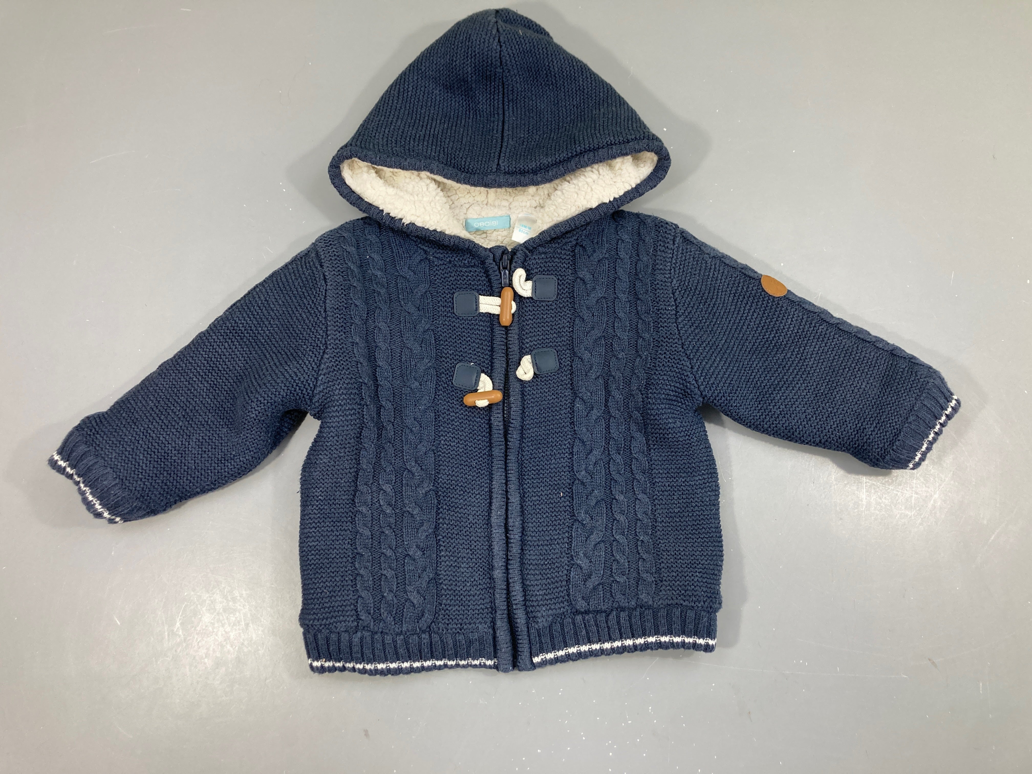 Gilet épais zippé à capuche bleu foncé doublé velours, légèrement bouloché
