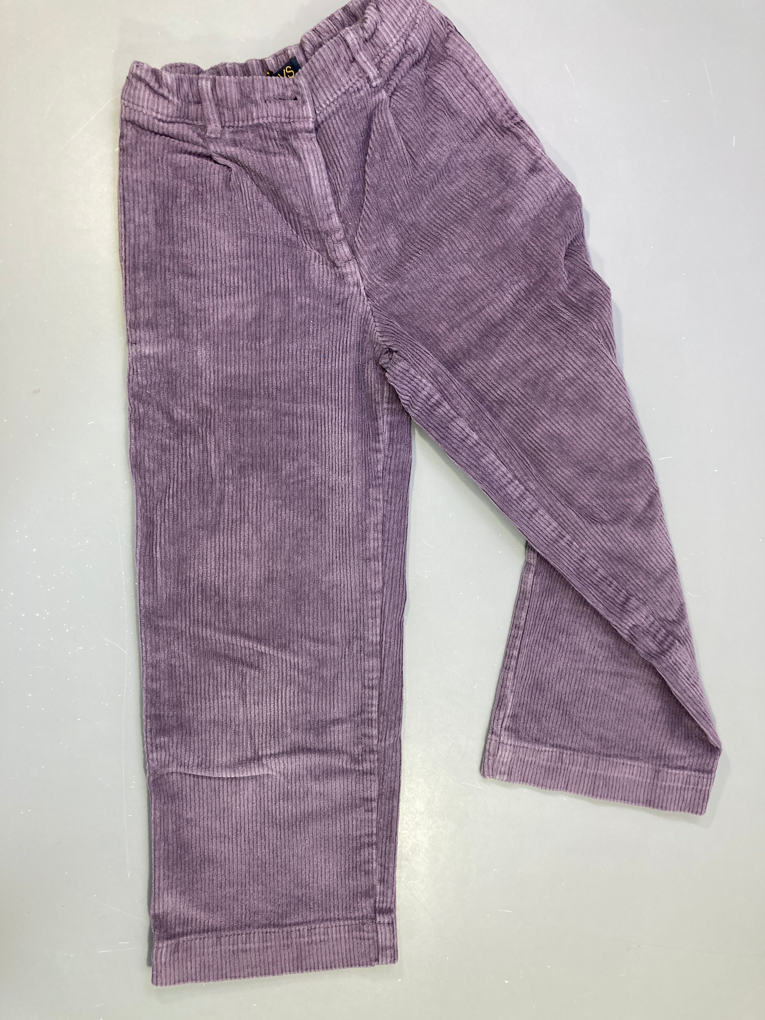Pantalon velours côtelé mauve, légèrement bouloché
