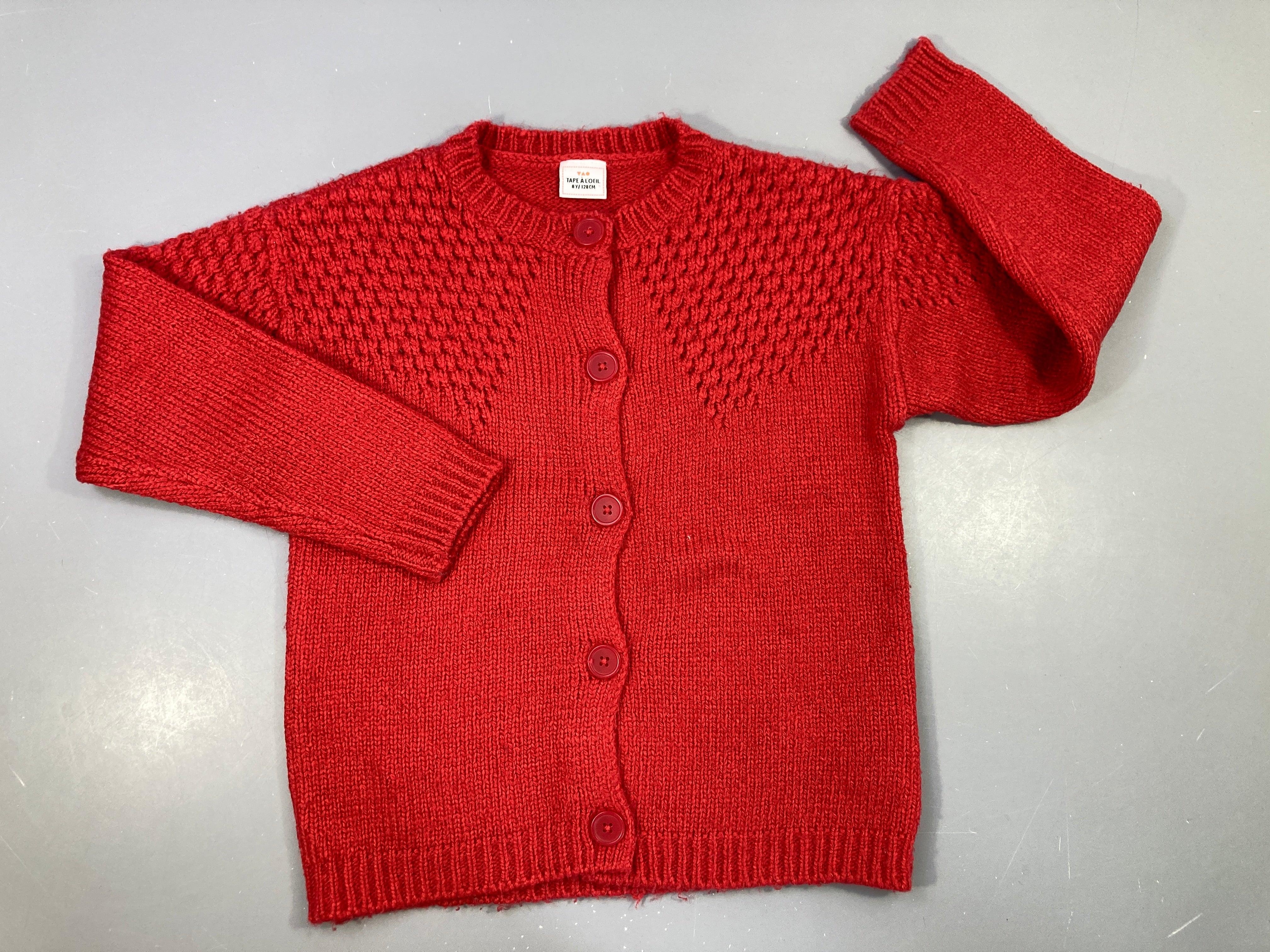 Gilet épais rouge ajouré, un peu bouloché