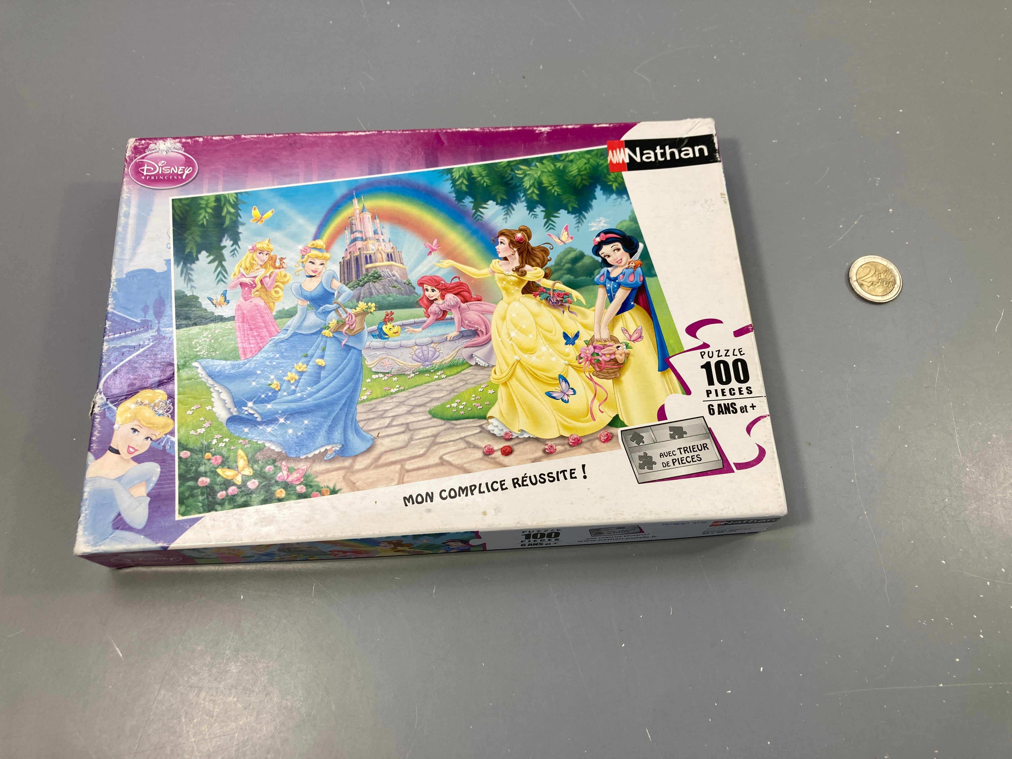 Complet puzzle Disney Princesses 100pcs +6a, petit prix car boîte un peu abîmé, traces de marqueurs à l'arrières des pièces et manque le trieur de pièces