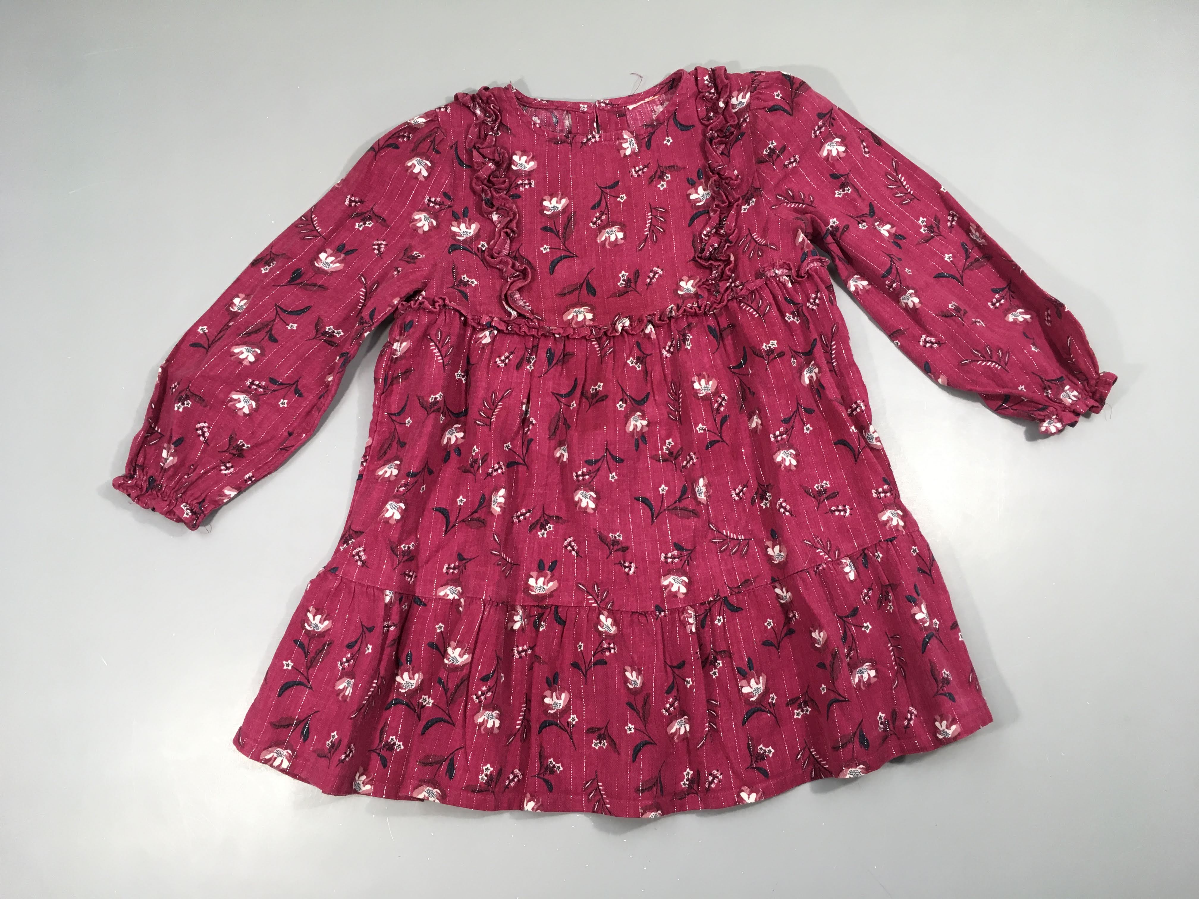 Robe m.l rose foncé fleuri fil métalisé argenté