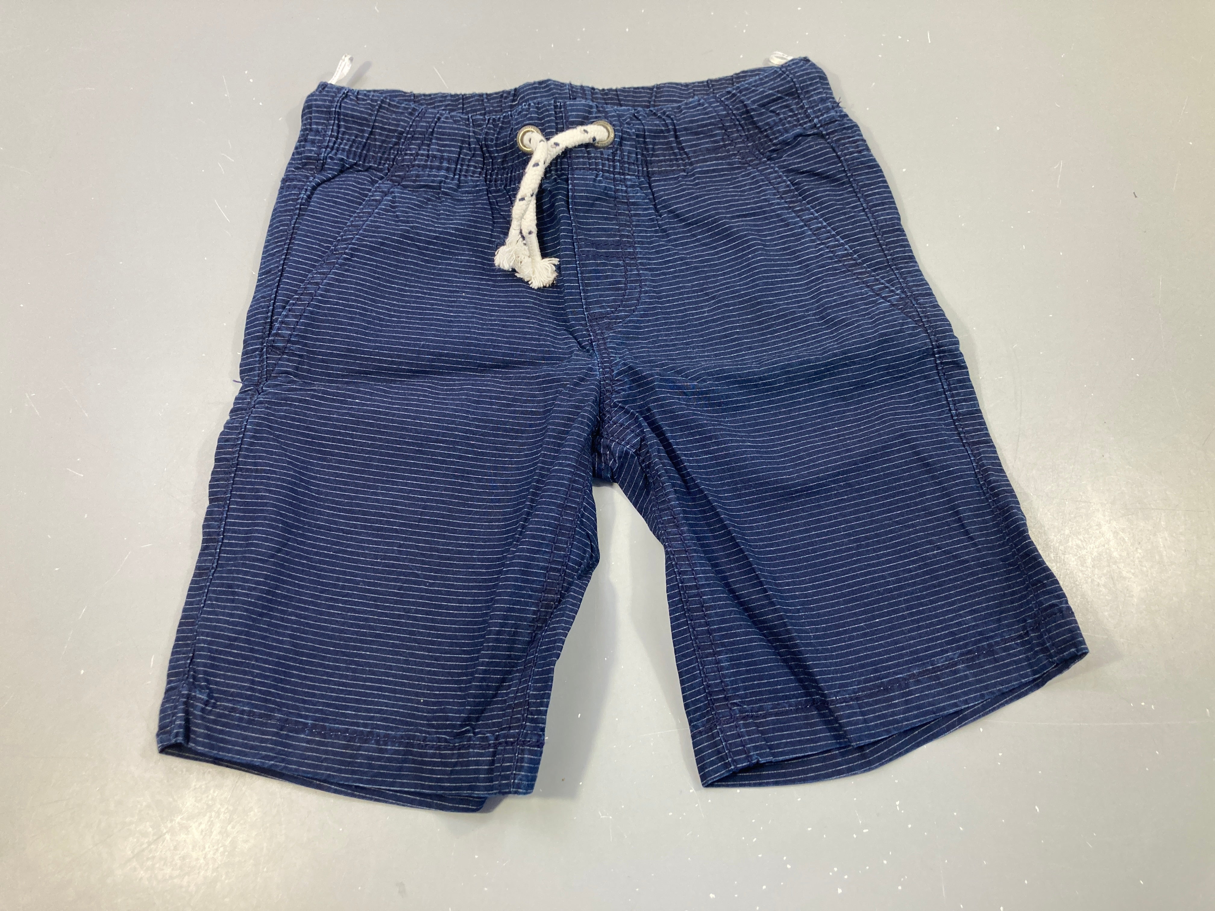 Bermuda bleu marine rayé blanc