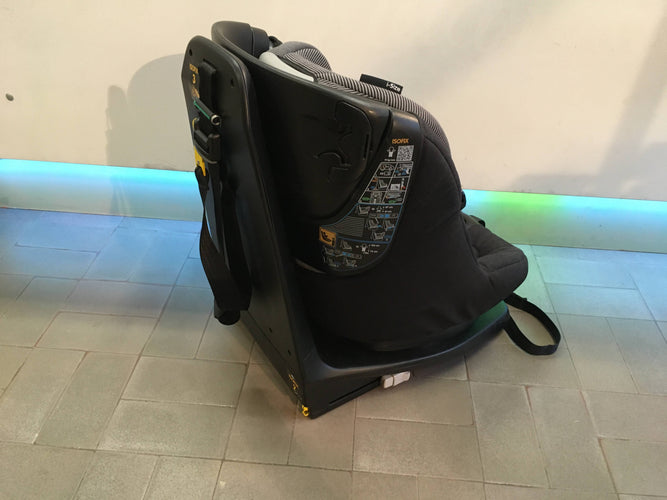 Axissfix I-Size noir, dos et face à la route, siège pivotant groupe 1 - max 19kg - Isofix - manque 1 attache sur le côté pour la bretelle de ceinture, pas de problème pour la sécurité, moins cher chez Petit Kiwi