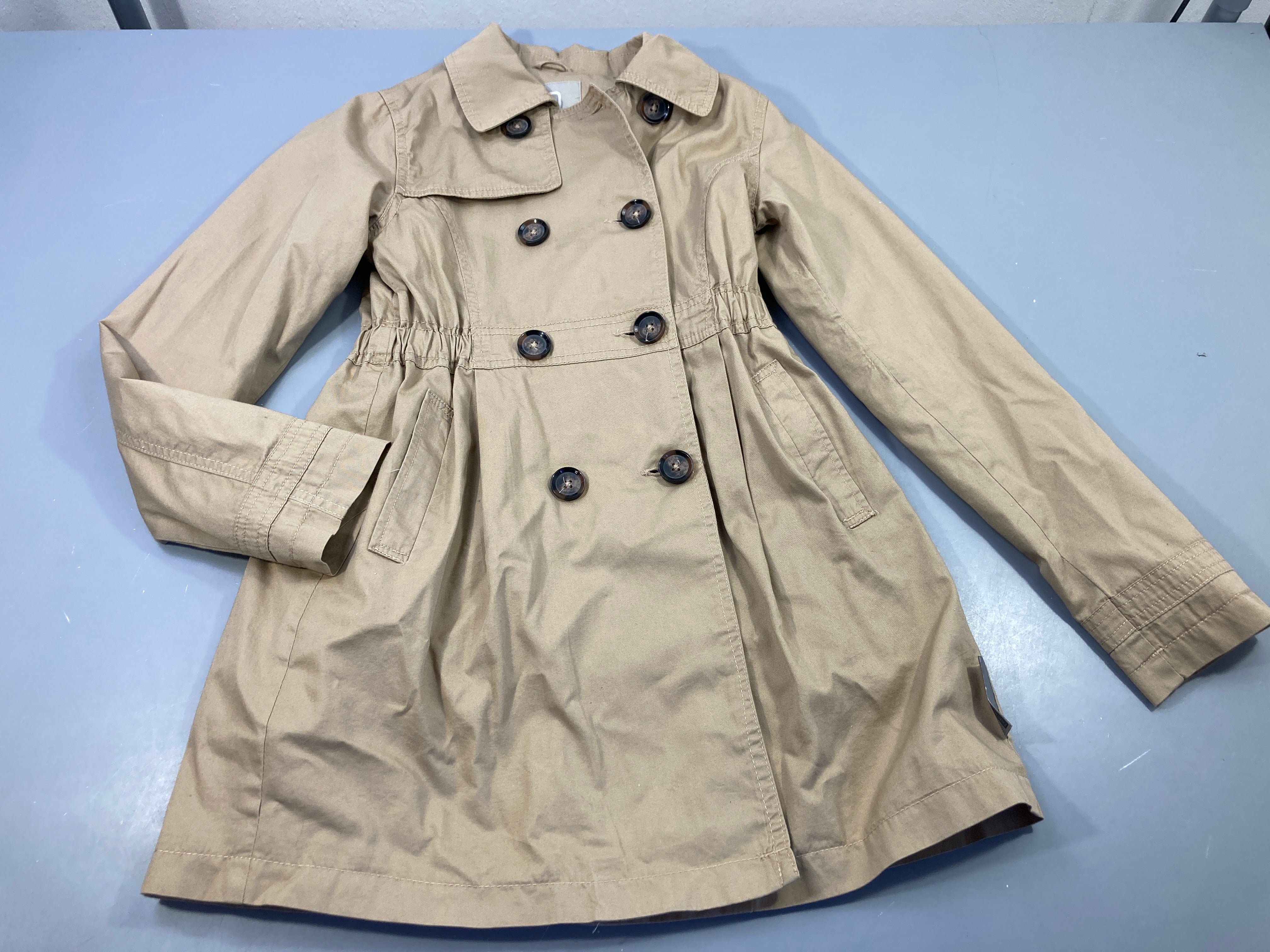 Trench beige, double boutonnage,taché, à relaver