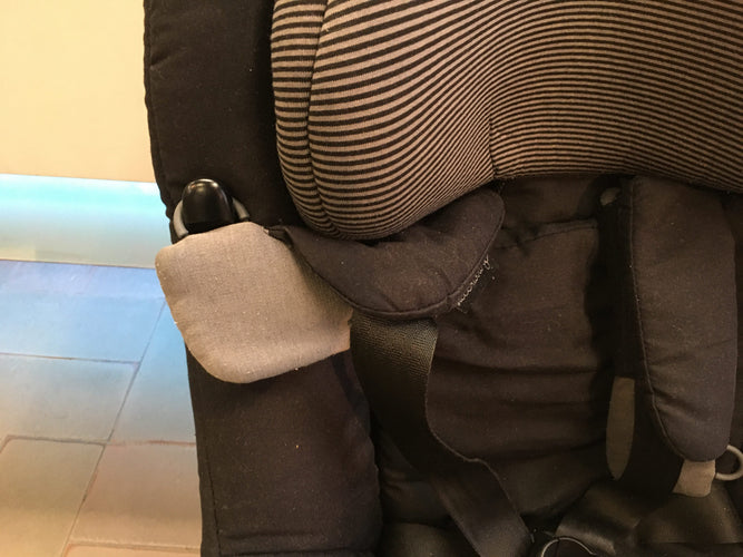 Axissfix I-Size noir, dos et face à la route, siège pivotant groupe 1 - max 19kg - Isofix - manque 1 attache sur le côté pour la bretelle de ceinture, pas de problème pour la sécurité, moins cher chez Petit Kiwi
