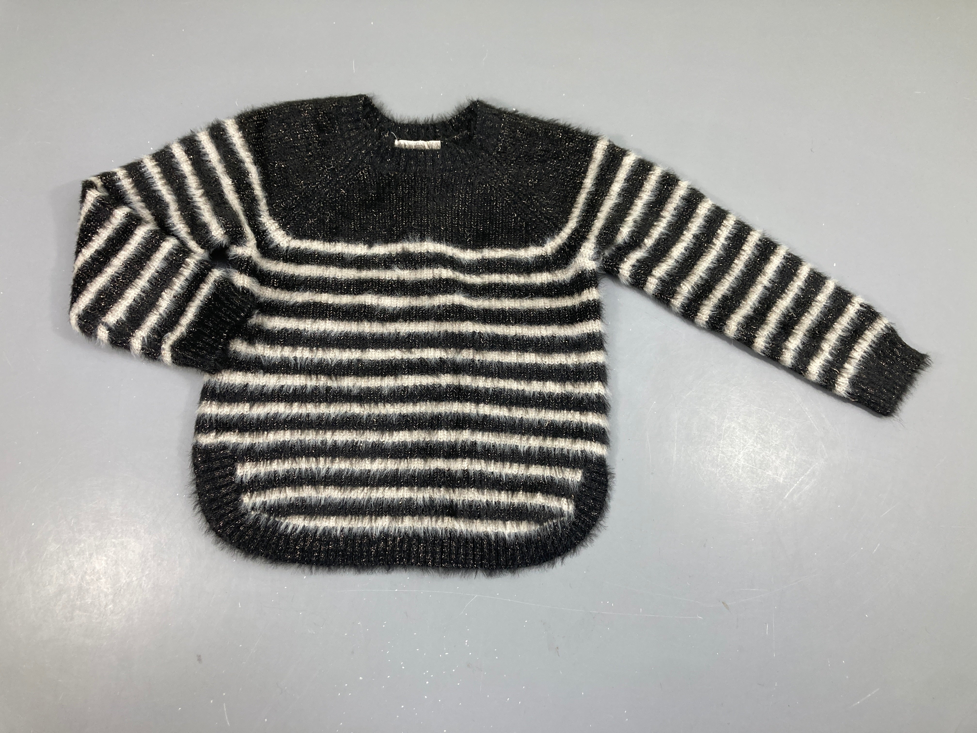 Pull duveteux noir irisé rayé blanc