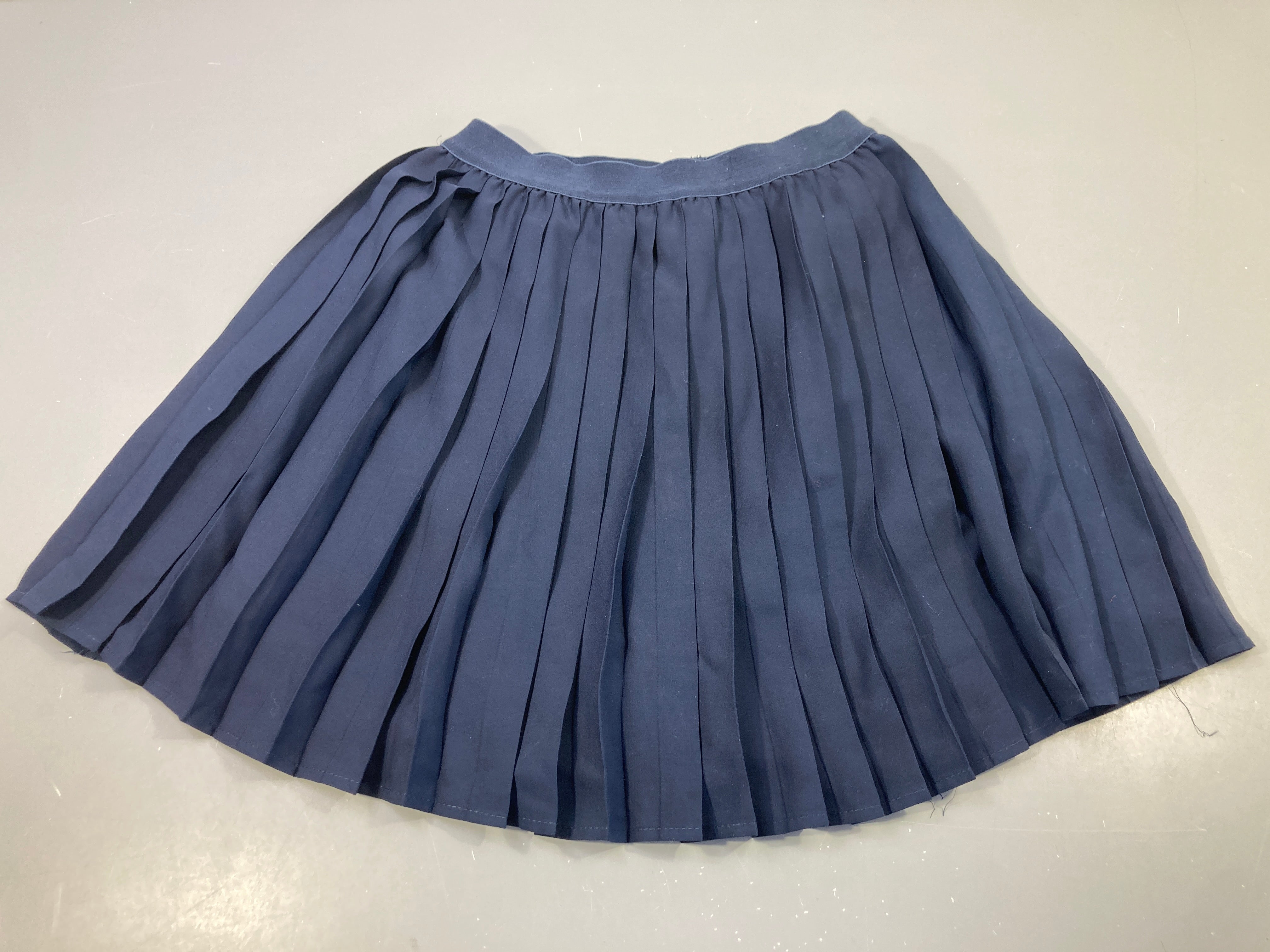 Jupe plissée bleu marine, doublée
