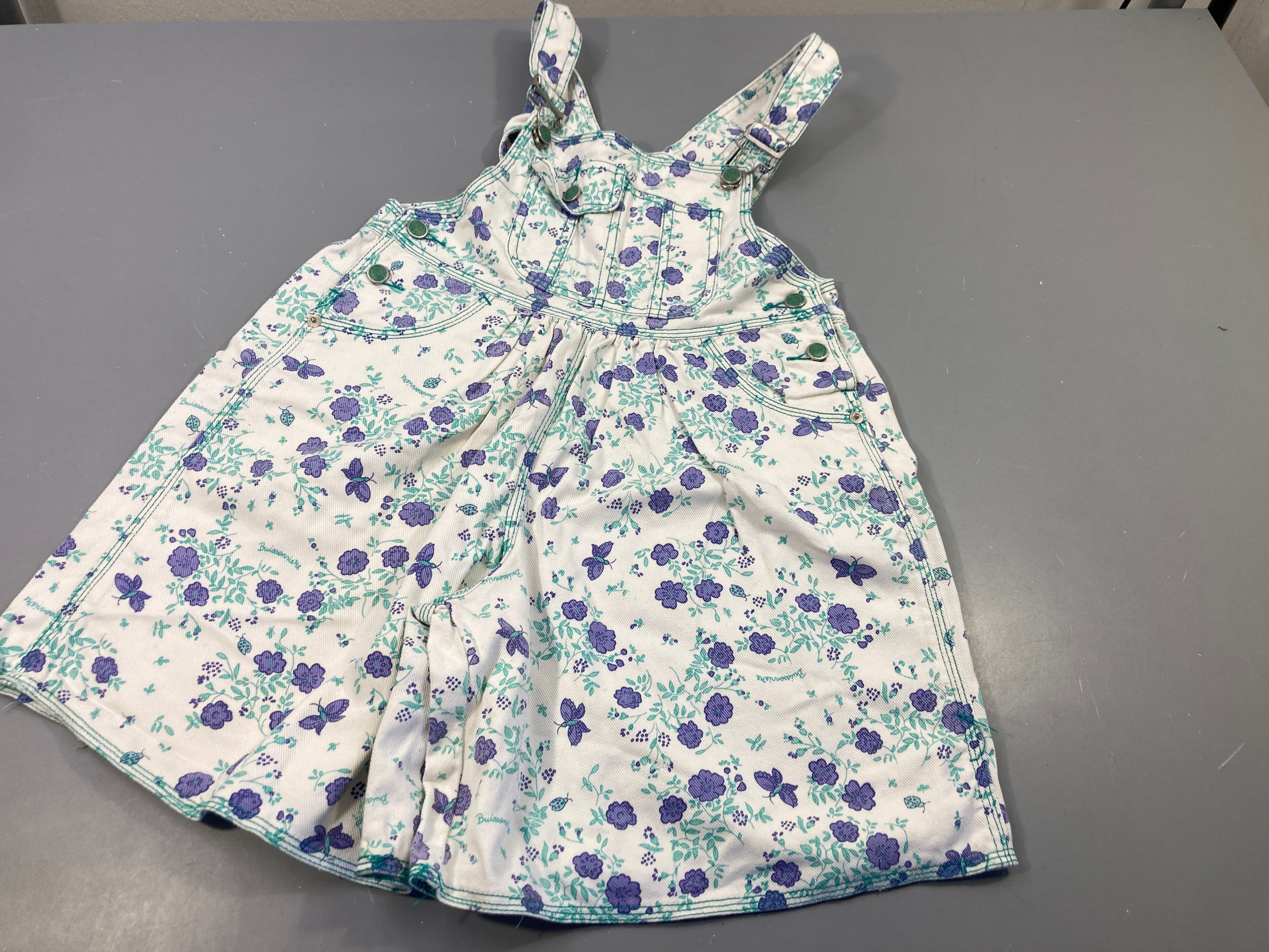 Salopette short denim blanc à fleurs mauve et vert