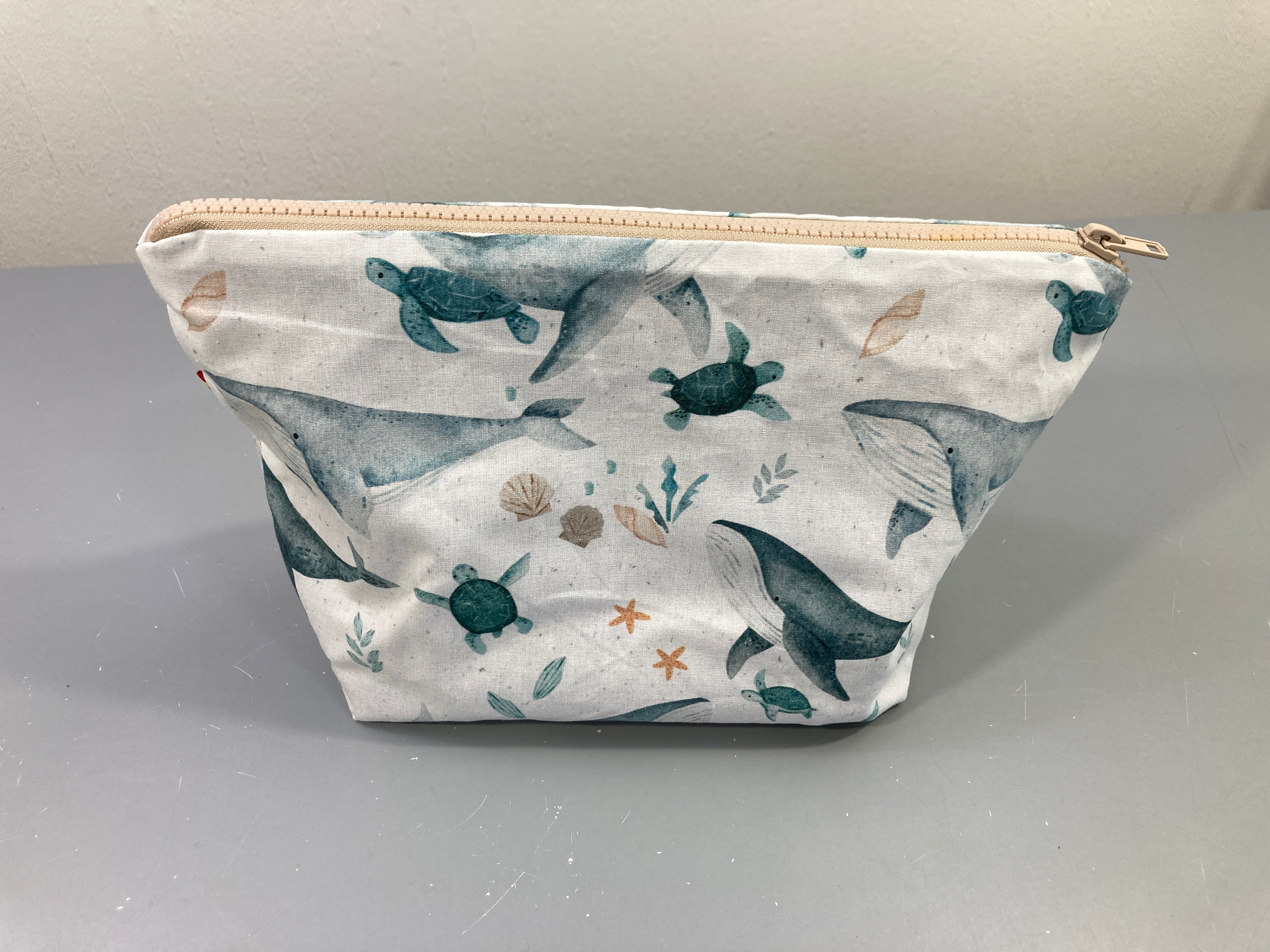 Pochette de rangement motifs océan de chez Valeur couture (marque belge cousu main)
