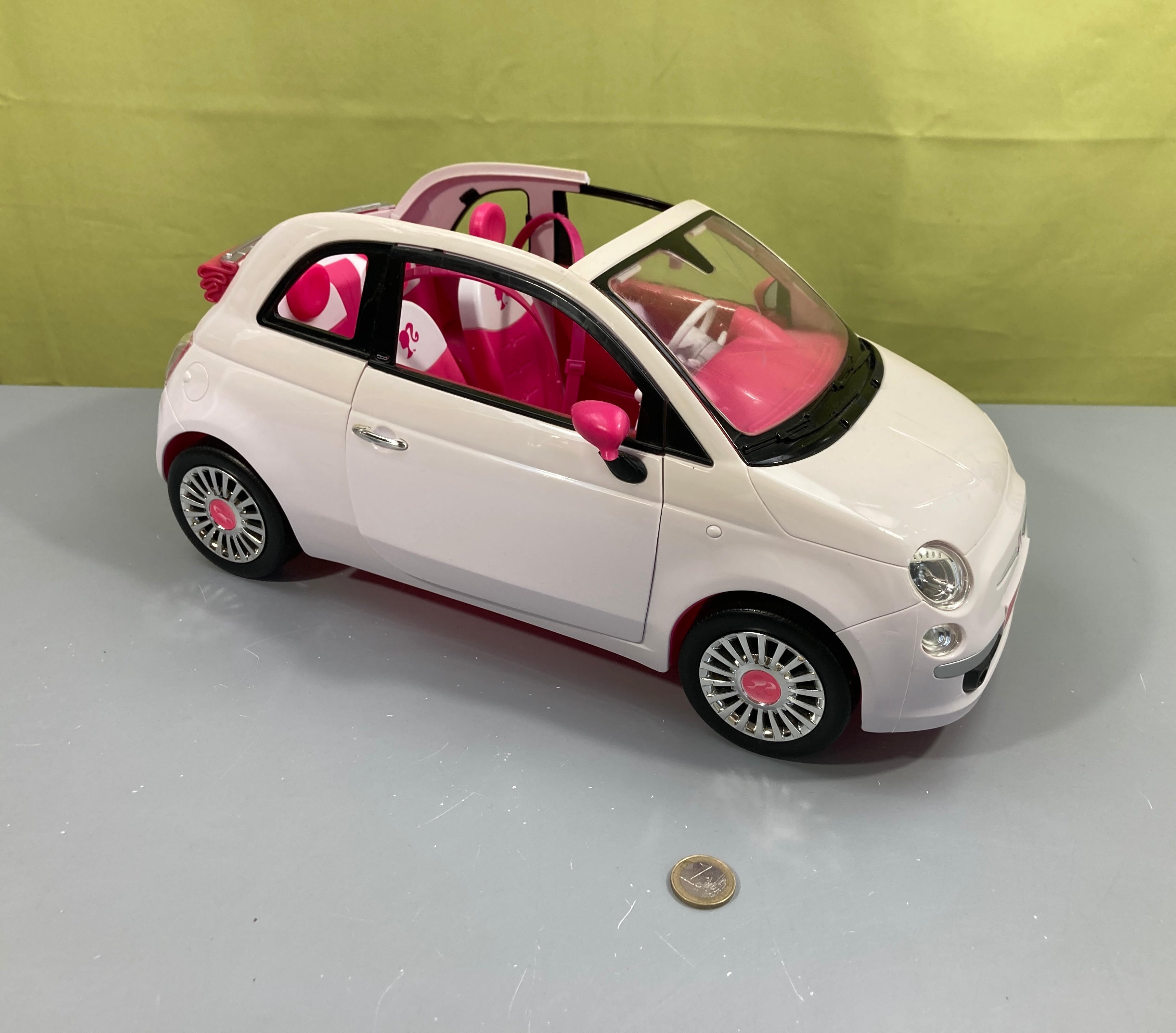Fiat 500, Bar.bie, Mattel, un bord au-dessus de la porte cassé