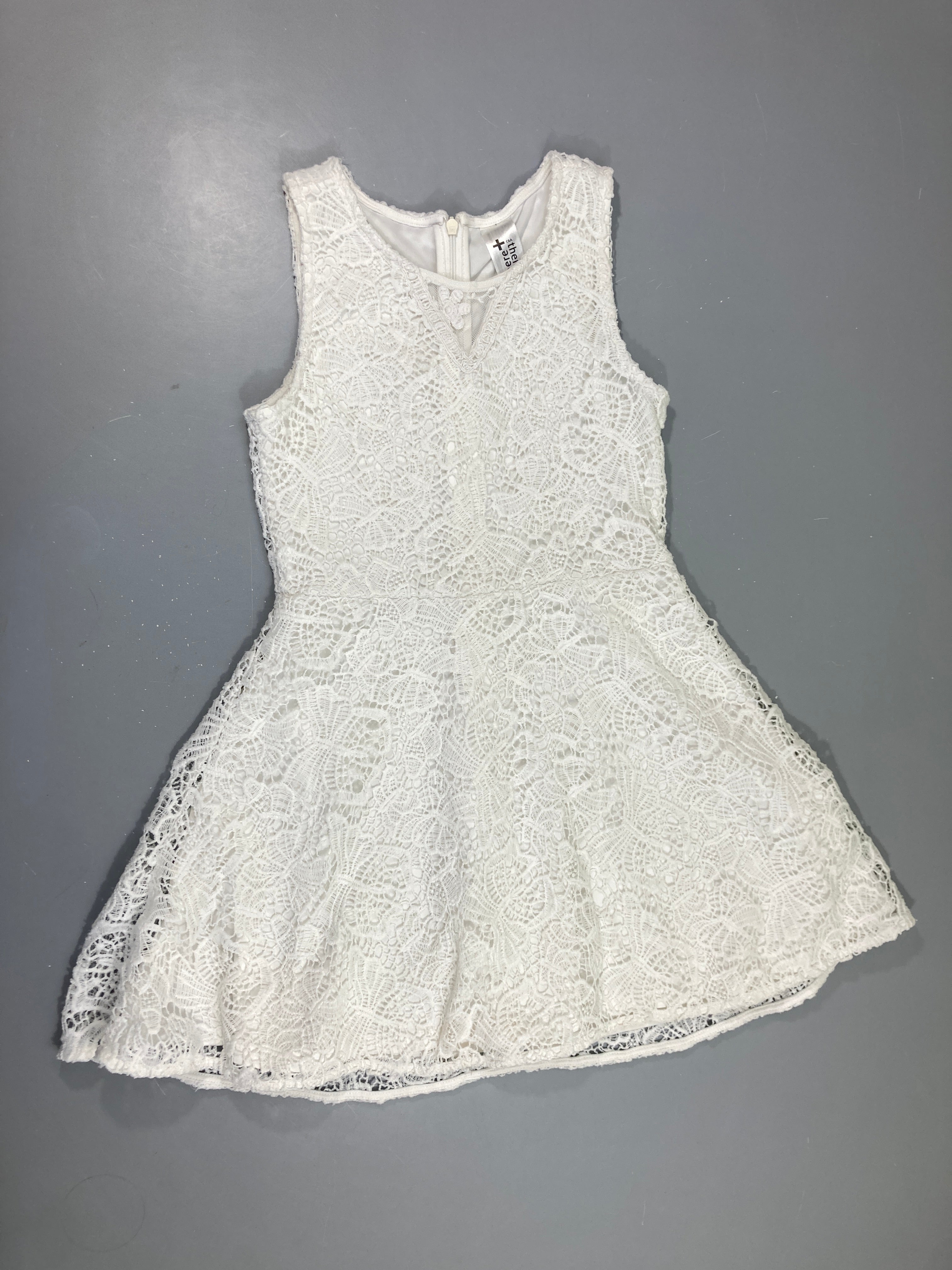 Robe s.m blanche broderies