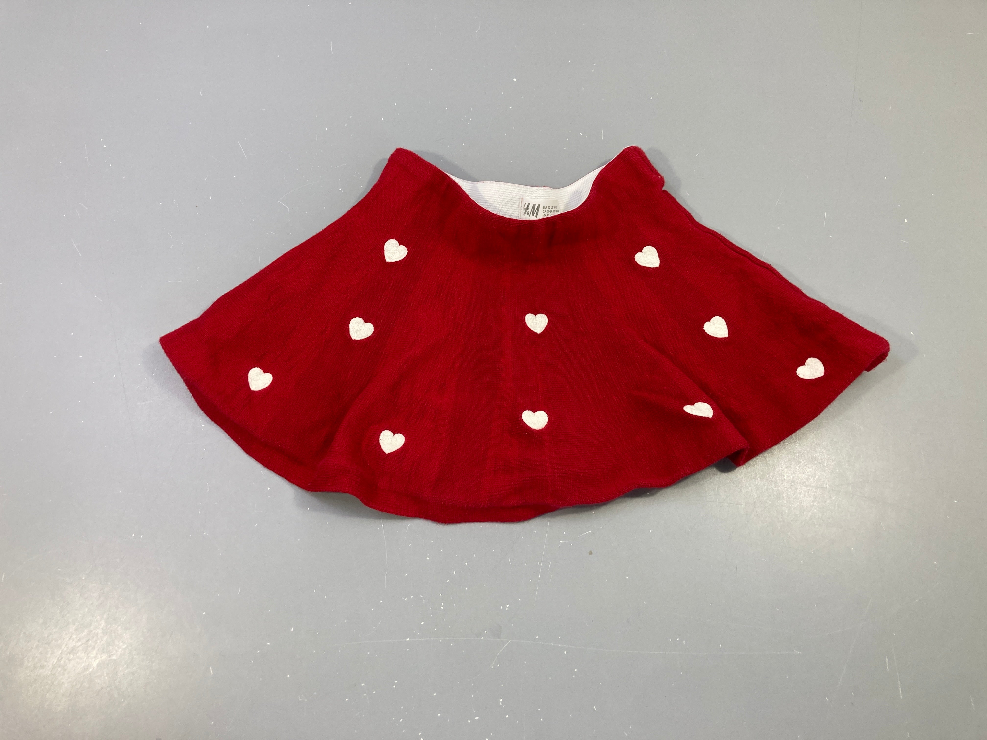 Jupe maille rouge coeurs, légèrement bouloché