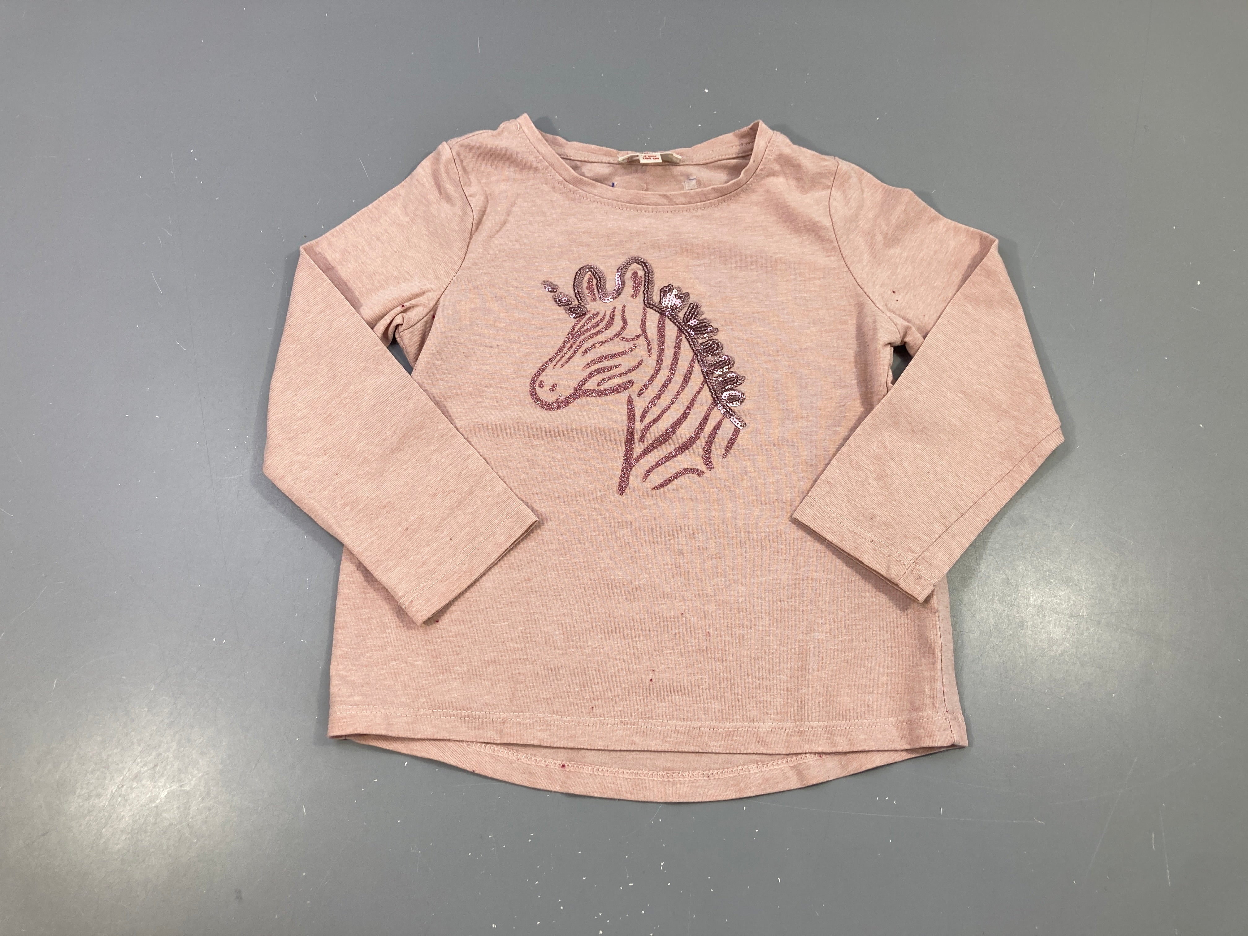 T-shirt m.l rose licorne sequins, légèrement bouloché