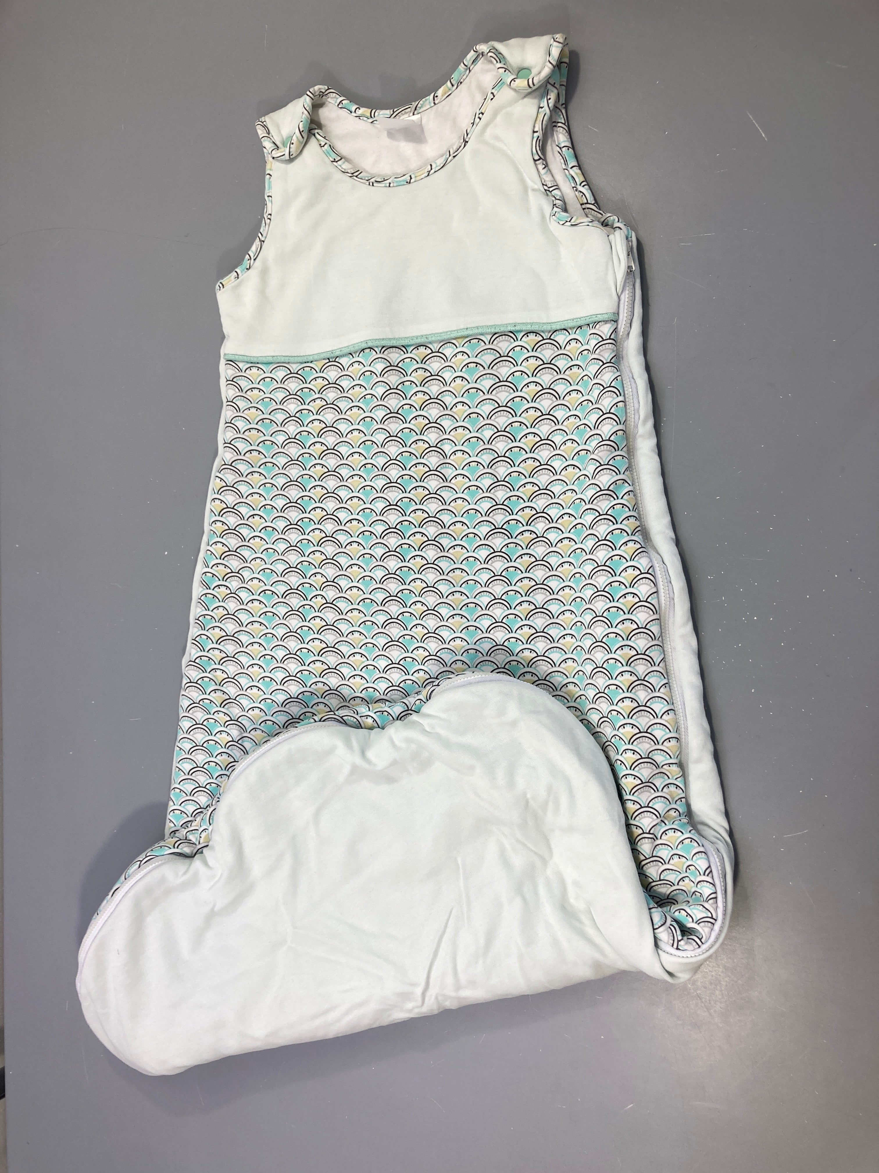 Sac de couchage s.m jersey ouatiné bleu clair motifs écailles