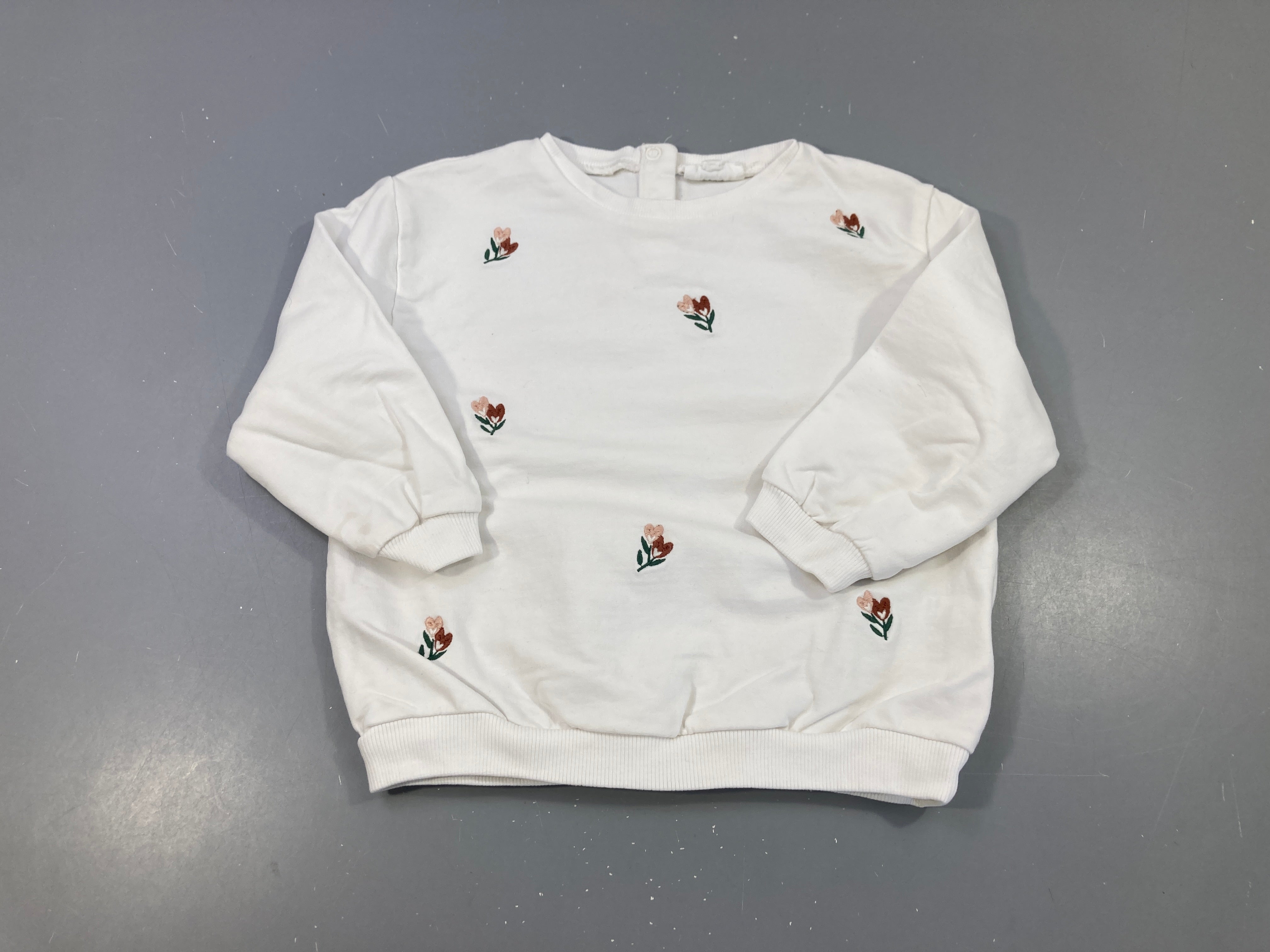 Sweat blanc broderies fleurs, tache manche droite