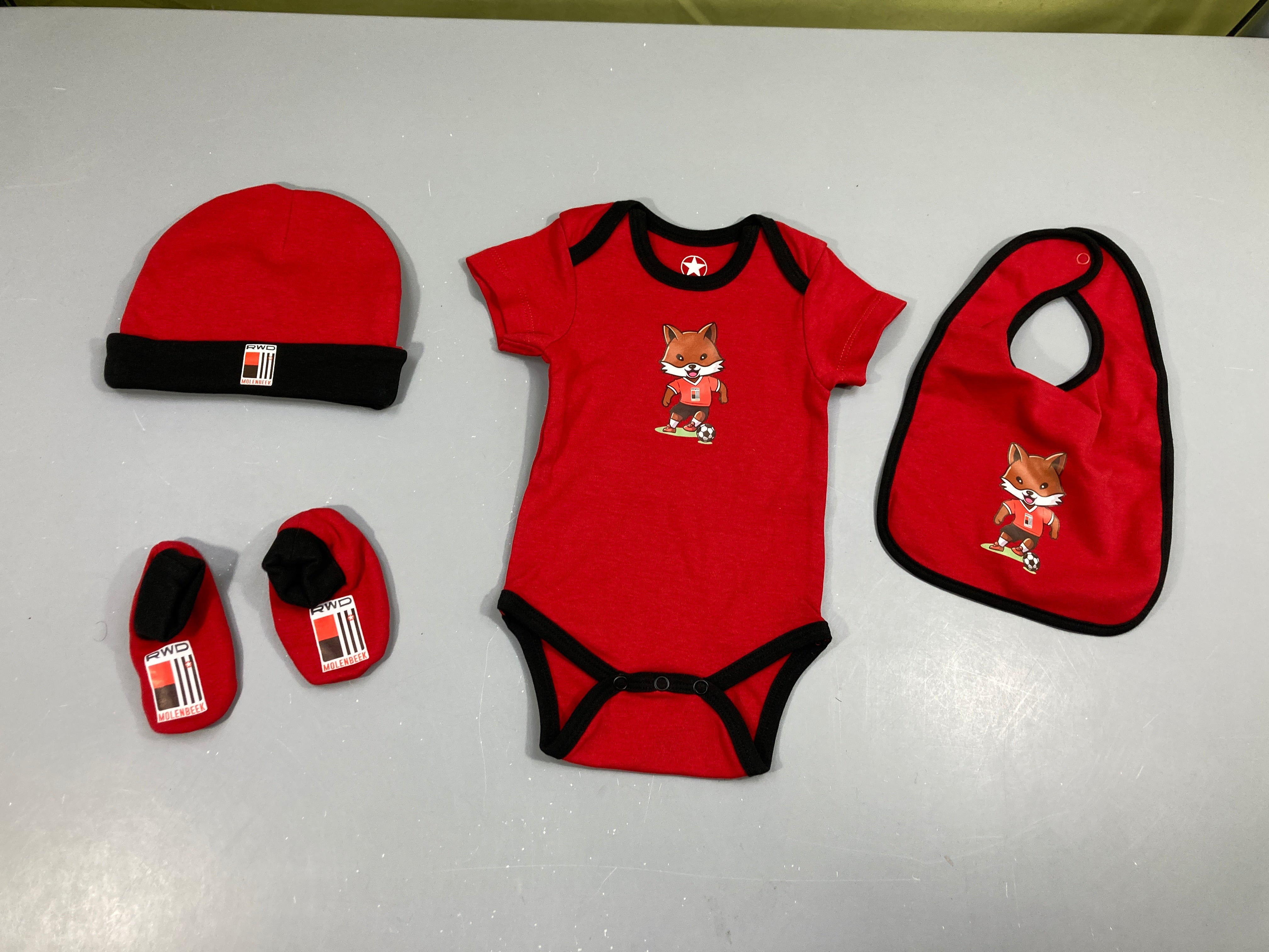 Body m.c + bavoir + chaussons + bonnet rouge foot, RWD Molenbeek