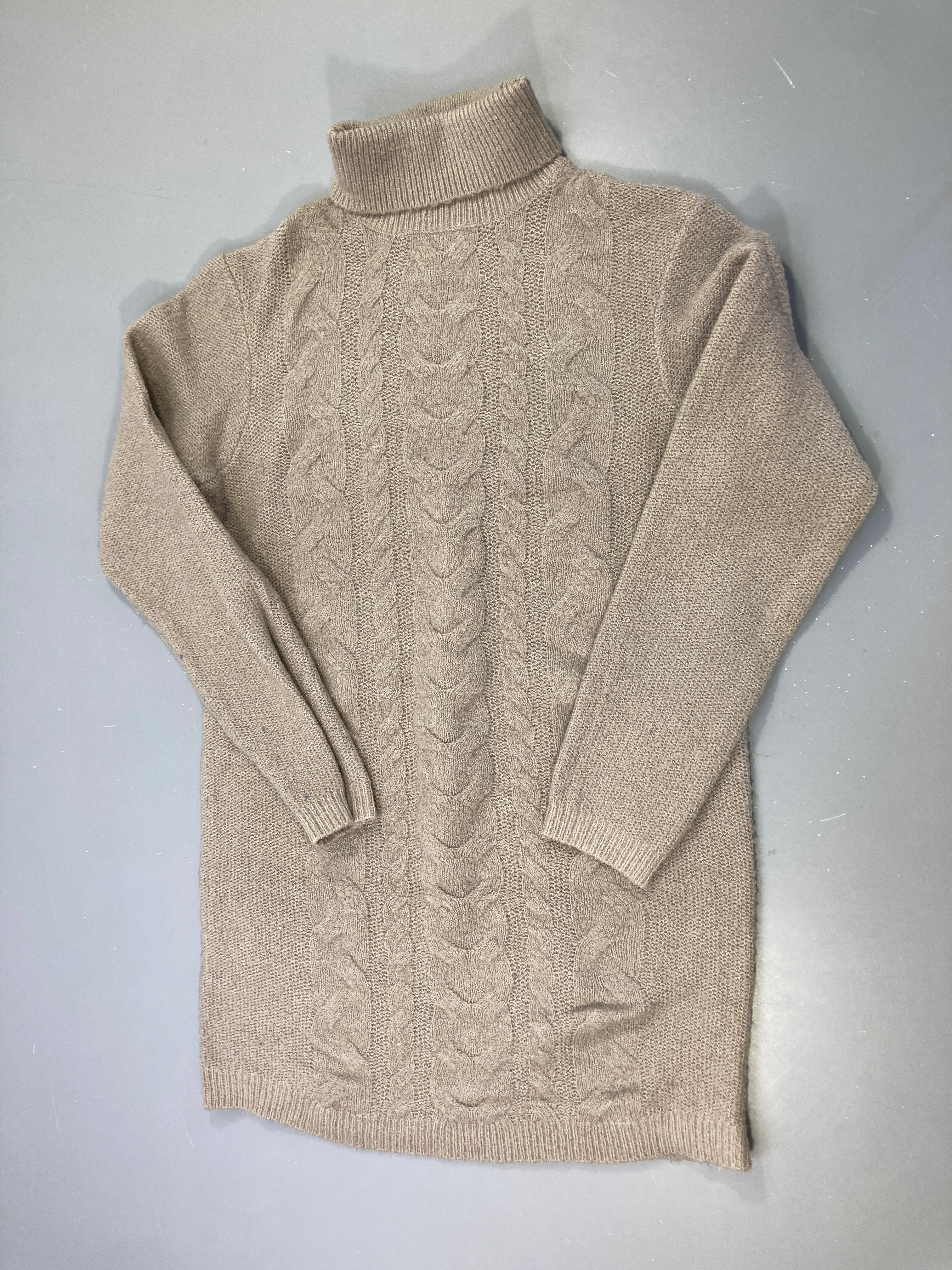 Robe pull beige torsades col roulé