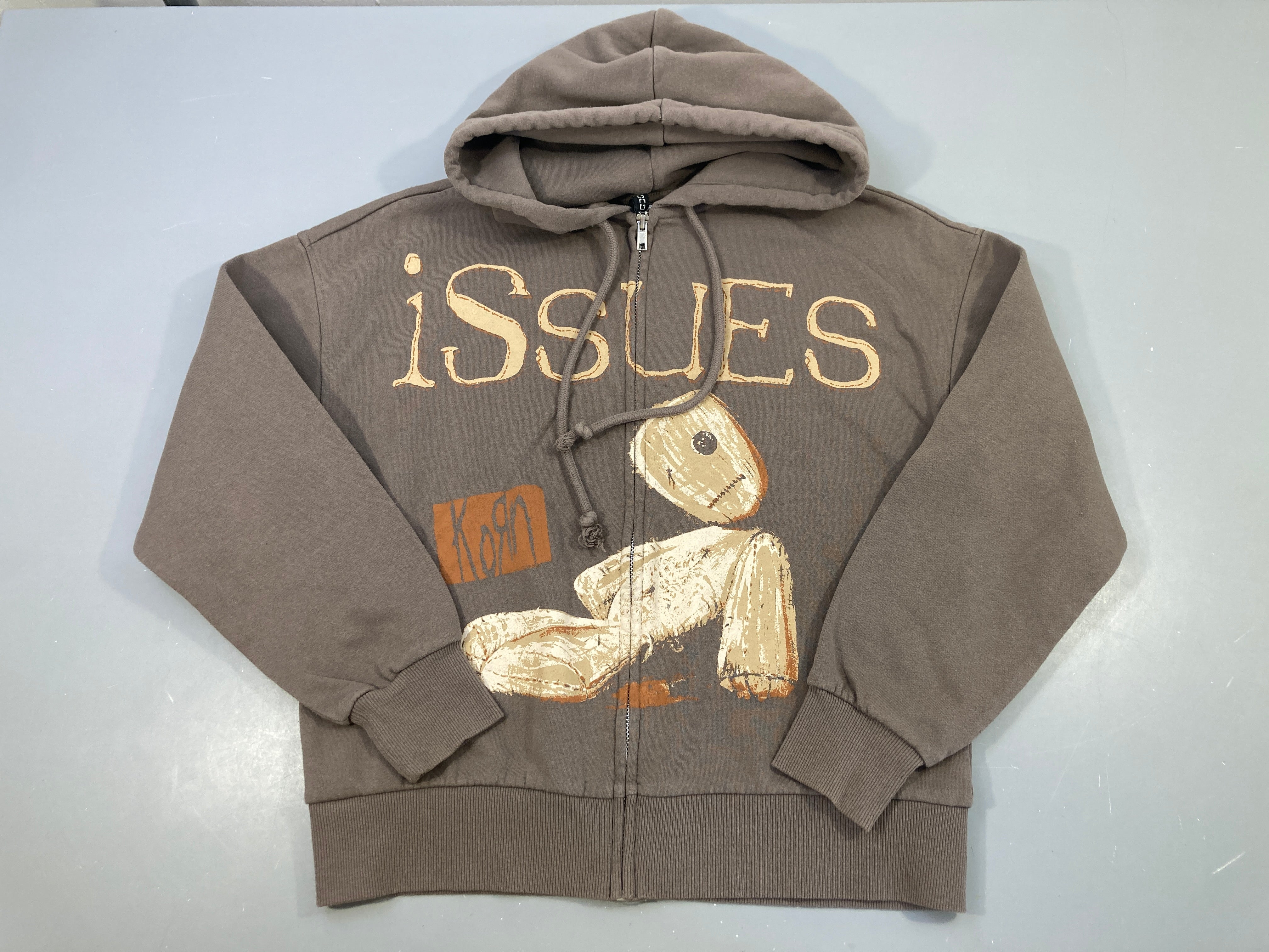 Sweat zippé brun issue Korn à capuche, légèrement bouloché