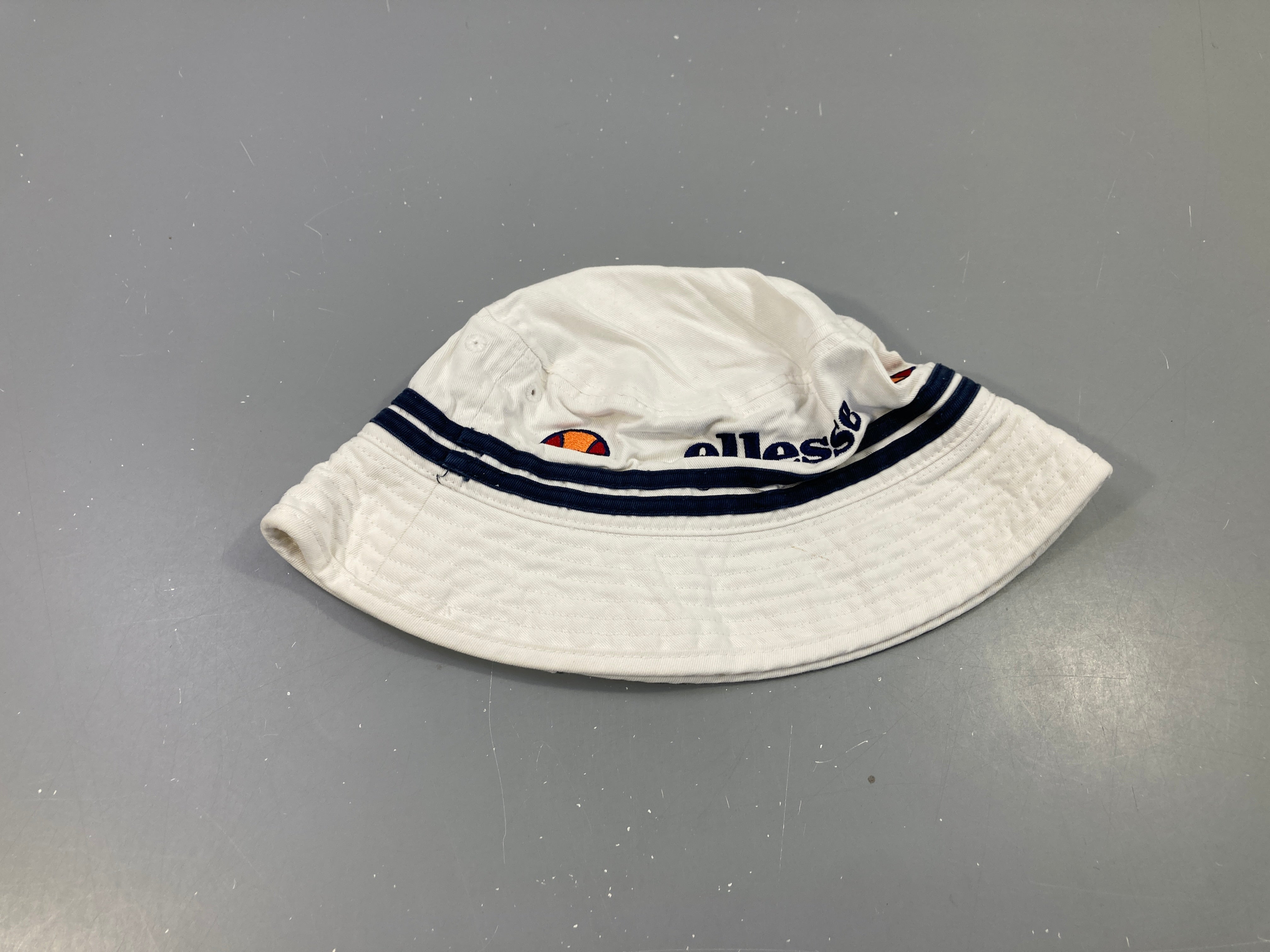 Chapeau bob blanc Ellesse
