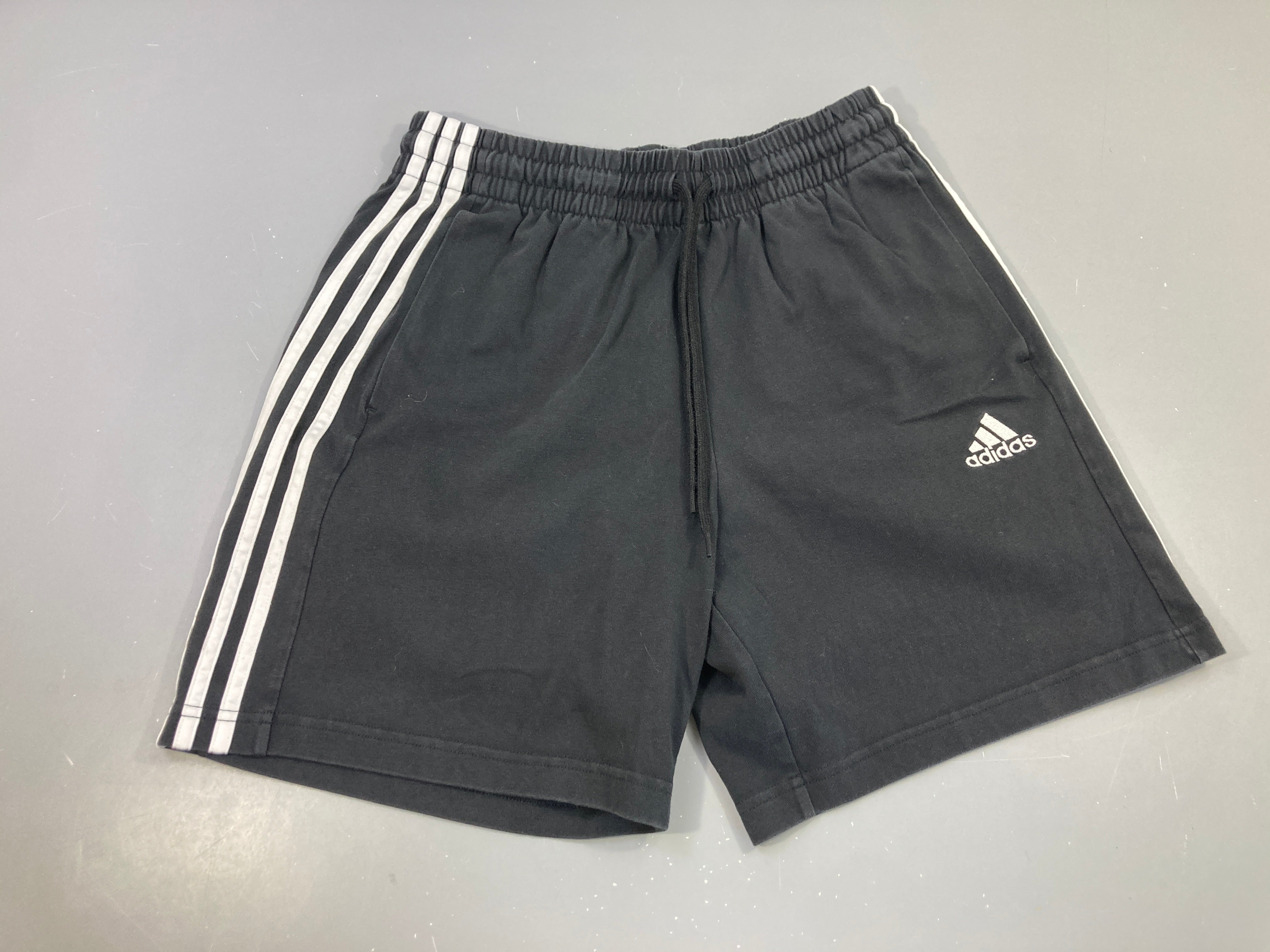 Short de sport jersey noir bandes latérales adidas
