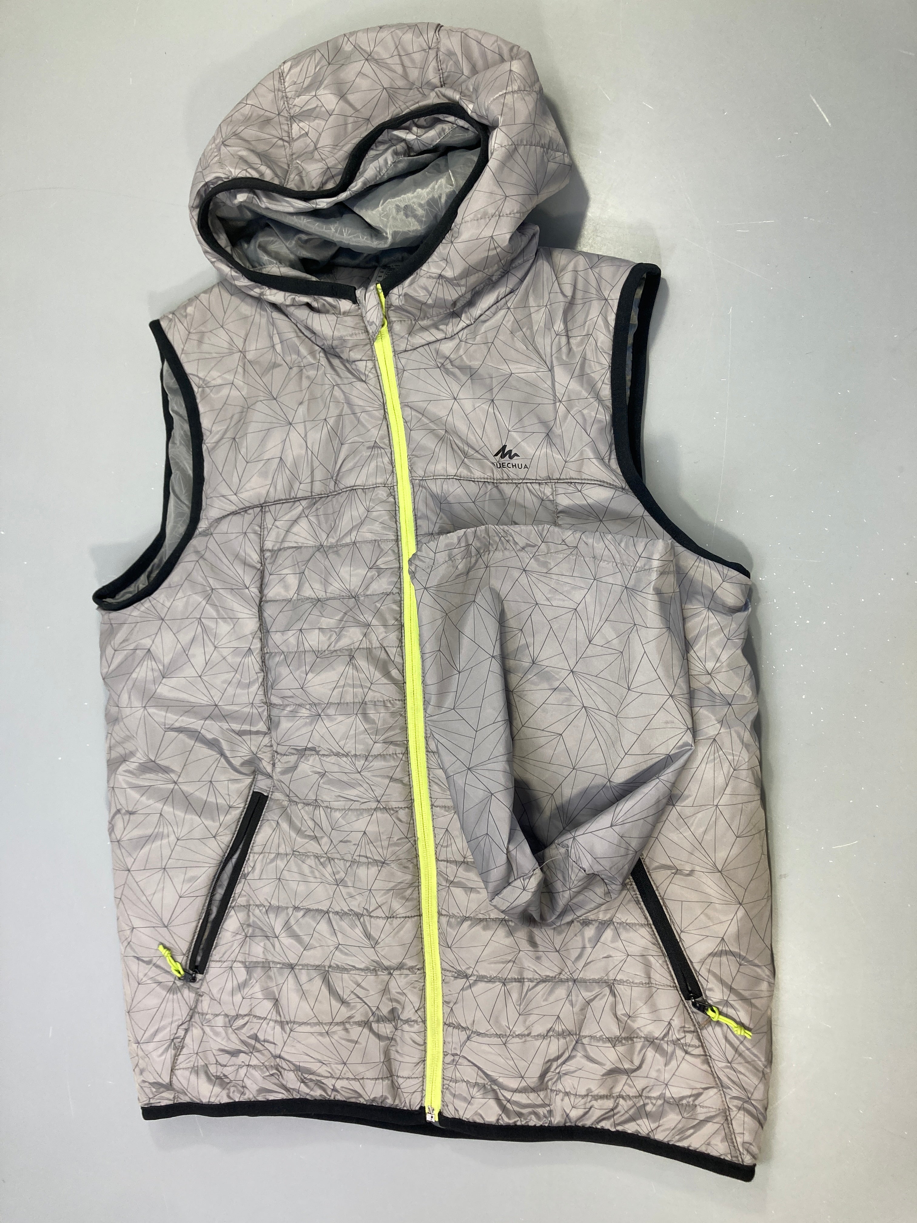 Bodywarmer gris motifs géométriques à capuche + housse de rangement