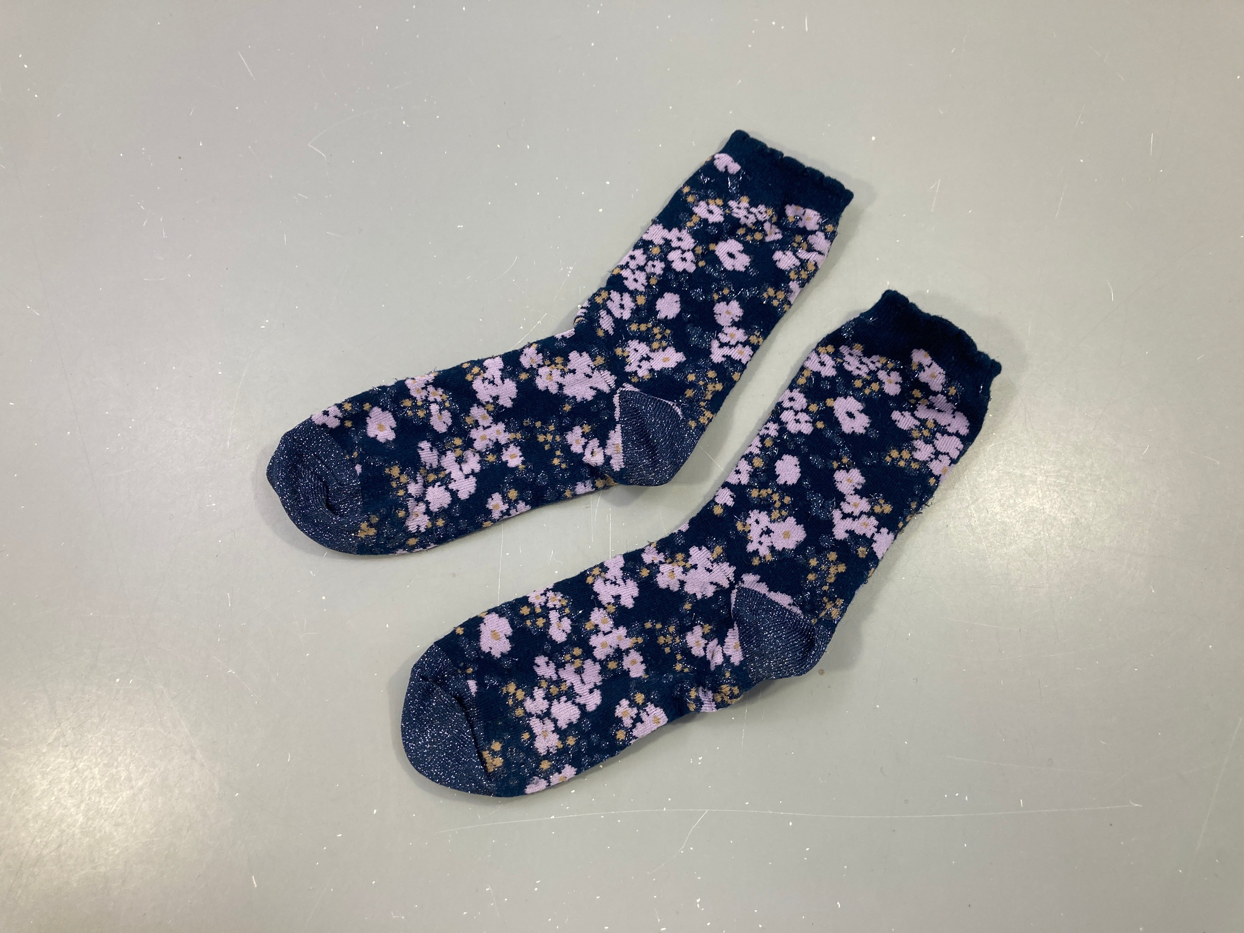Chaussettes bleues irisé fleuries mauves Tailles estimées