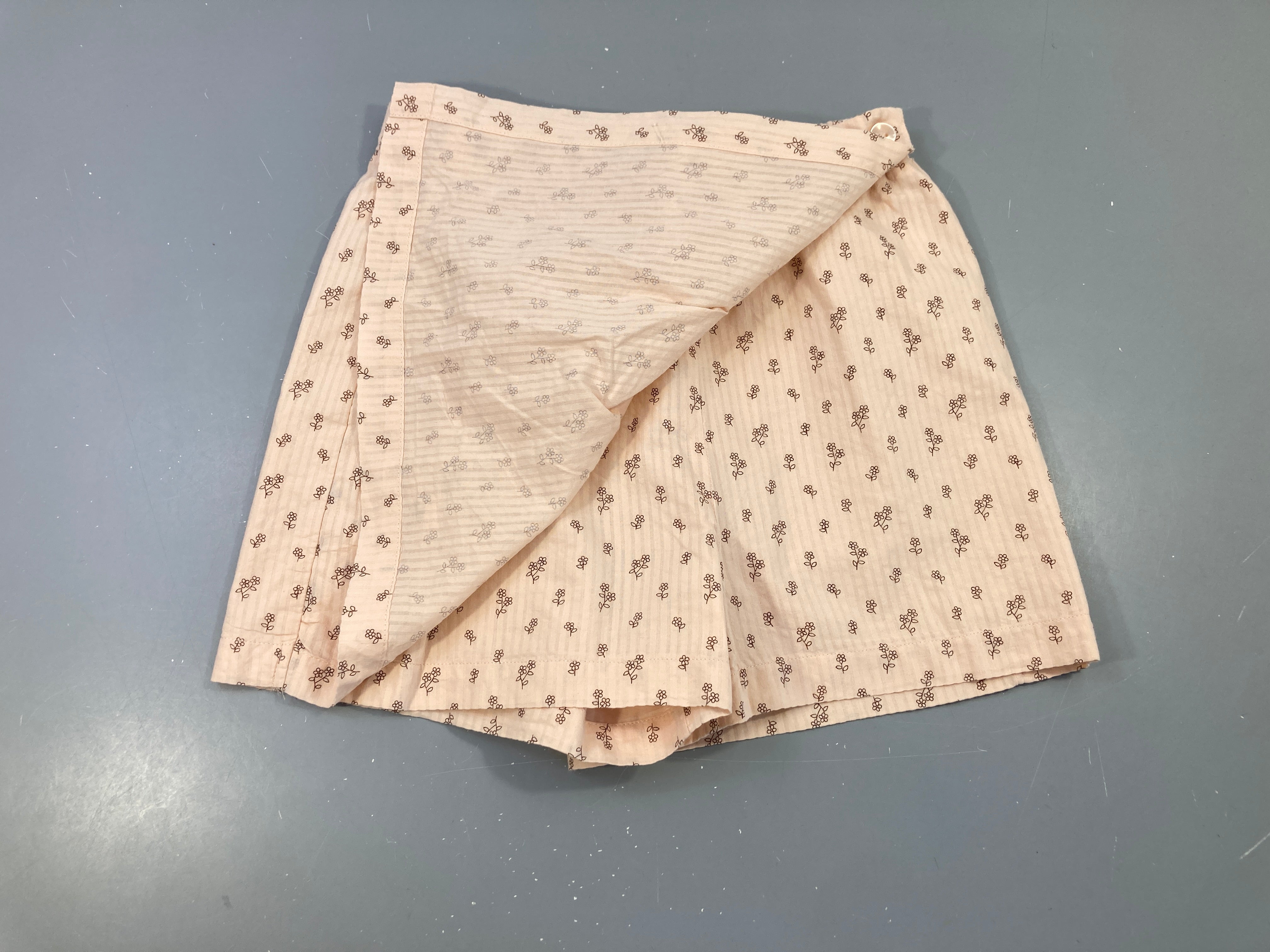 Jupe short saumon très clair fleurs