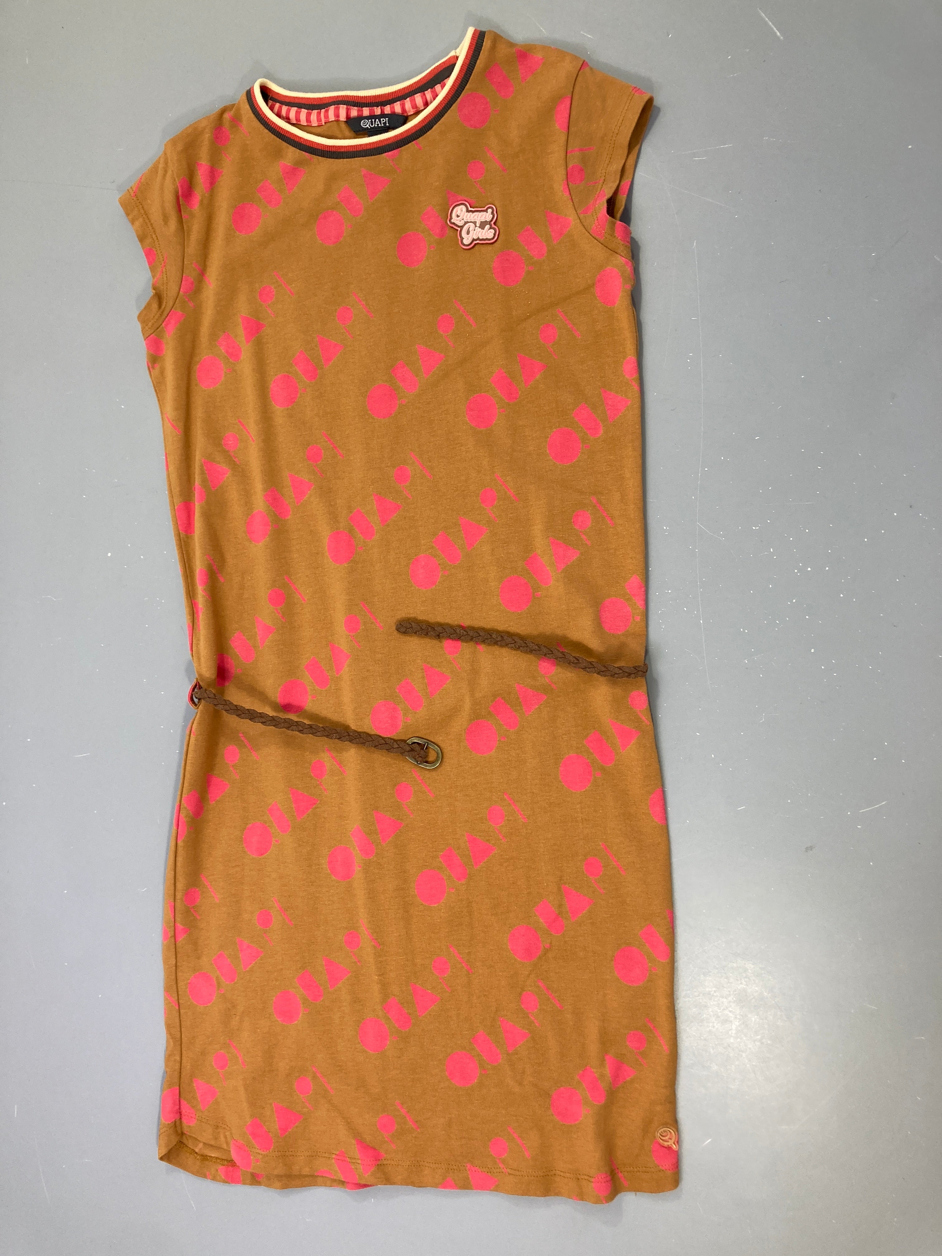 Robe m.c brune motifs rose avec ceinture tressée