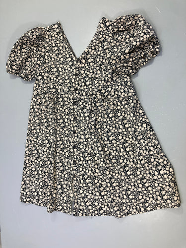 Robe m.c anthracite boutonnée à l'avant fleurie beige, moins cher chez Petit Kiwi