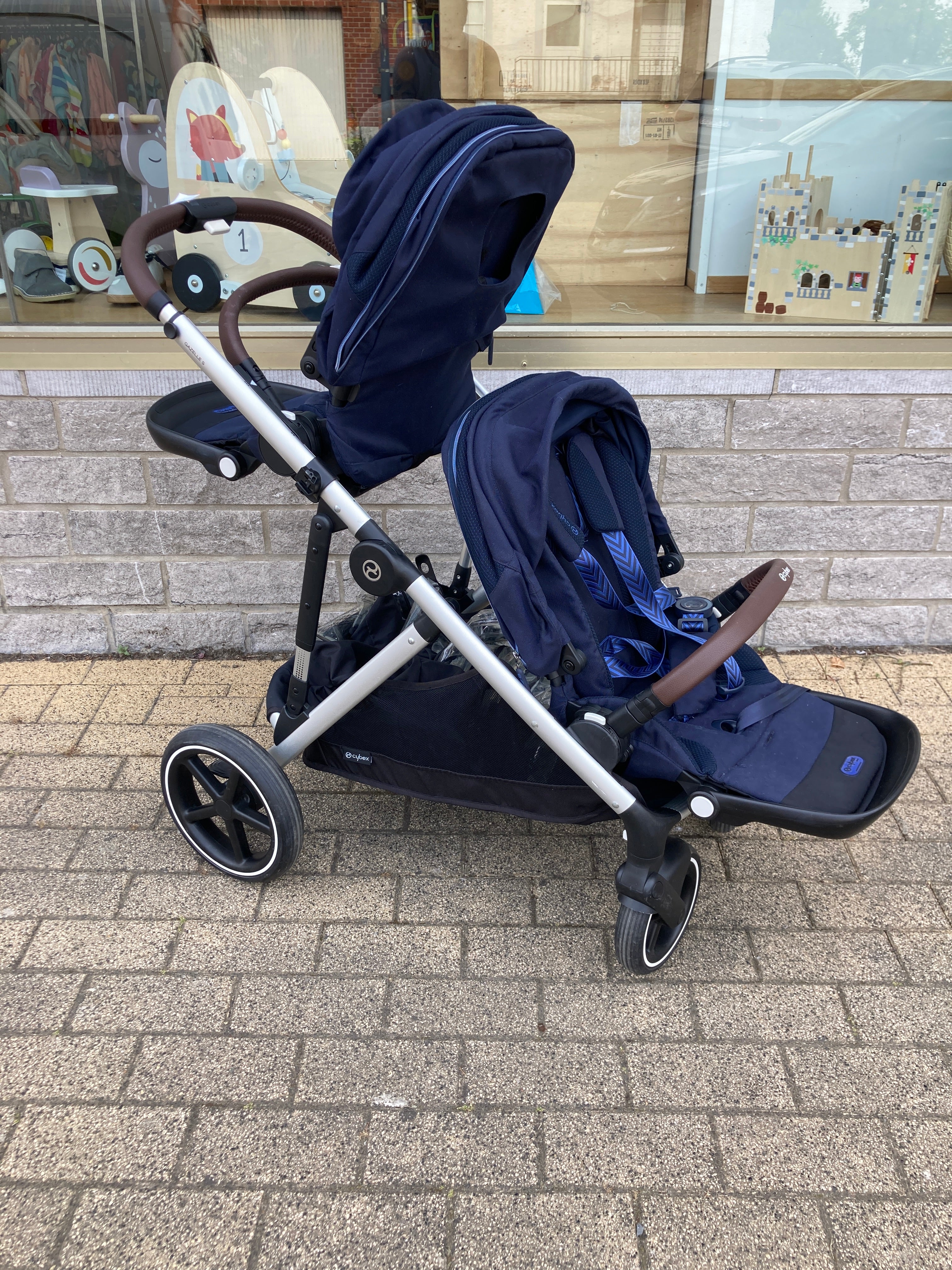 Poussette double Cybex Gazelle S bleu marine + 2 Habillages de pluie-23 configurations d'installation possibles (voir photo), en mono ou en double.